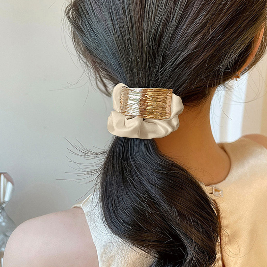 プレート付きシュシュ 大人っぽいヘアゴム ベージュ