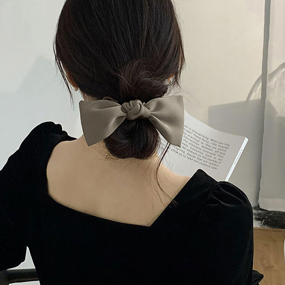 蝶結びヘアゴム シュシュ サテン 3色 グレージュ