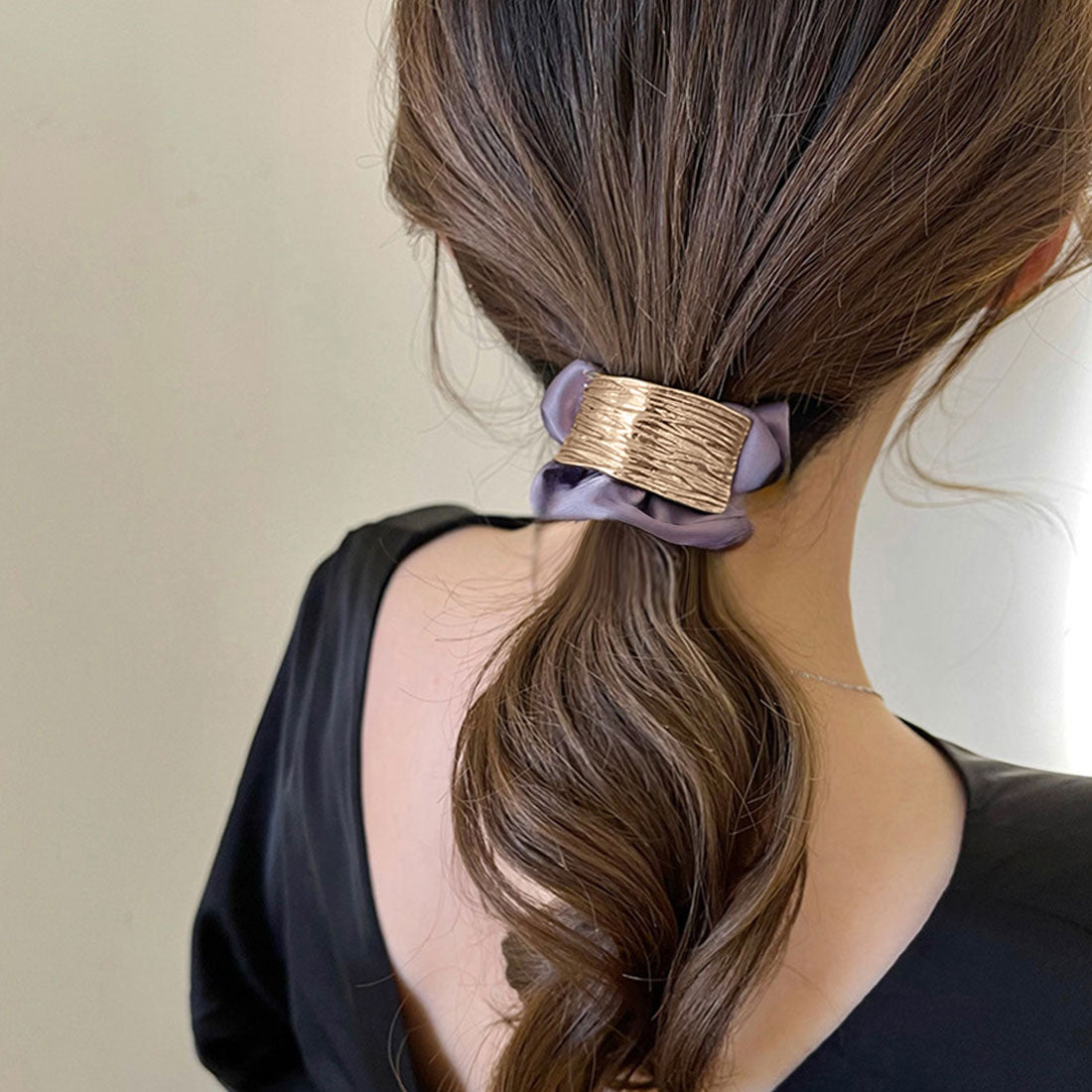 プレート付きシュシュ 大人っぽいヘアゴム くすみパープル