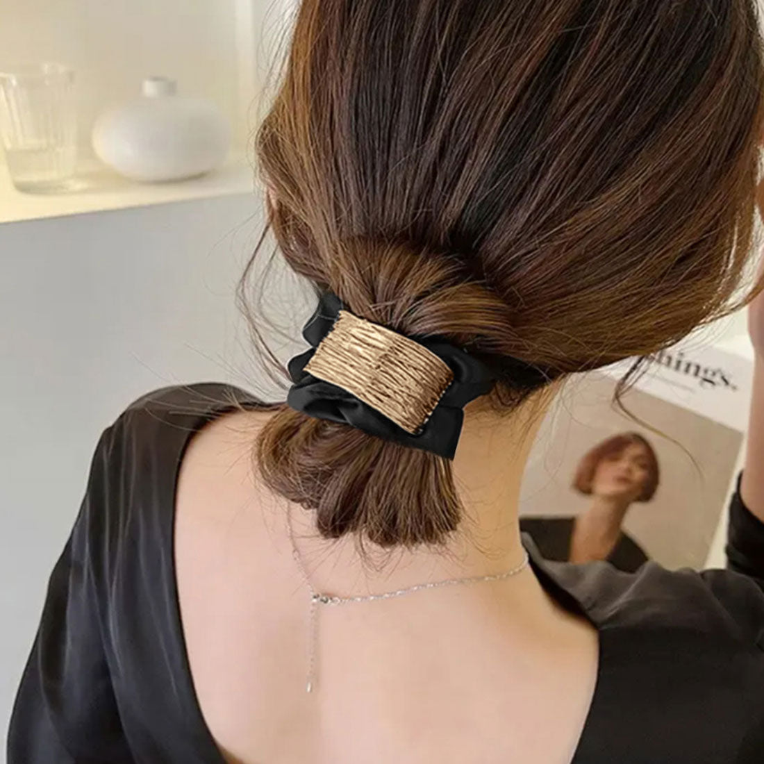 プレート付きシュシュ 大人っぽいヘアゴム ブラック