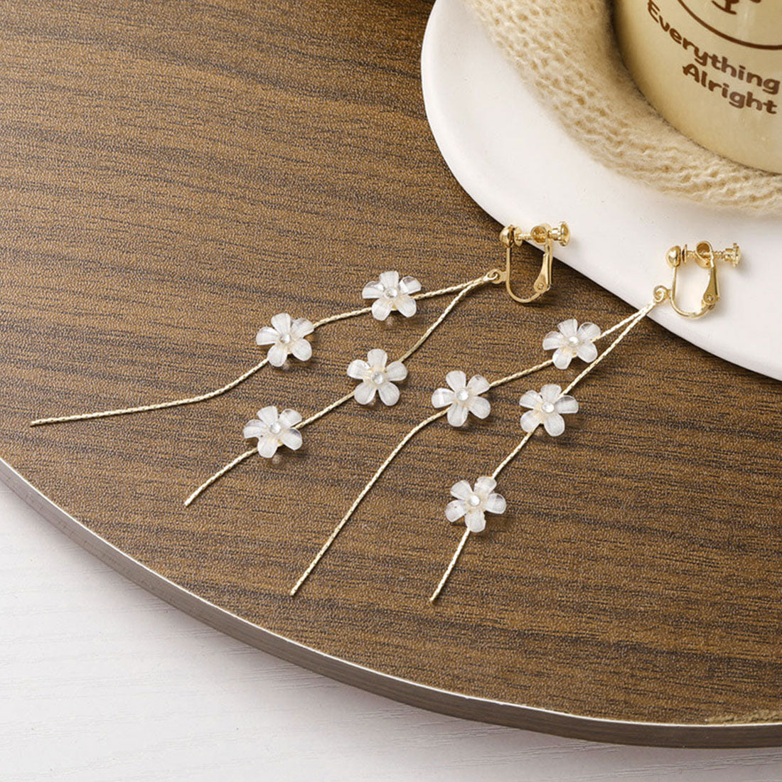 揺れる チェーンピアス 花びらイヤリング イヤリング