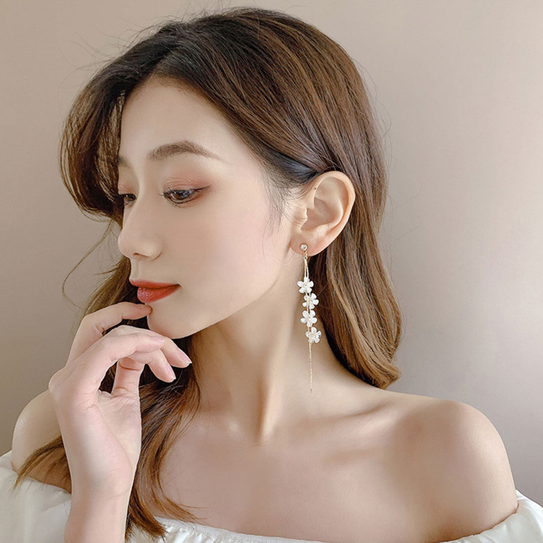 揺れる チェーンピアス 花びらイヤリング イヤリング