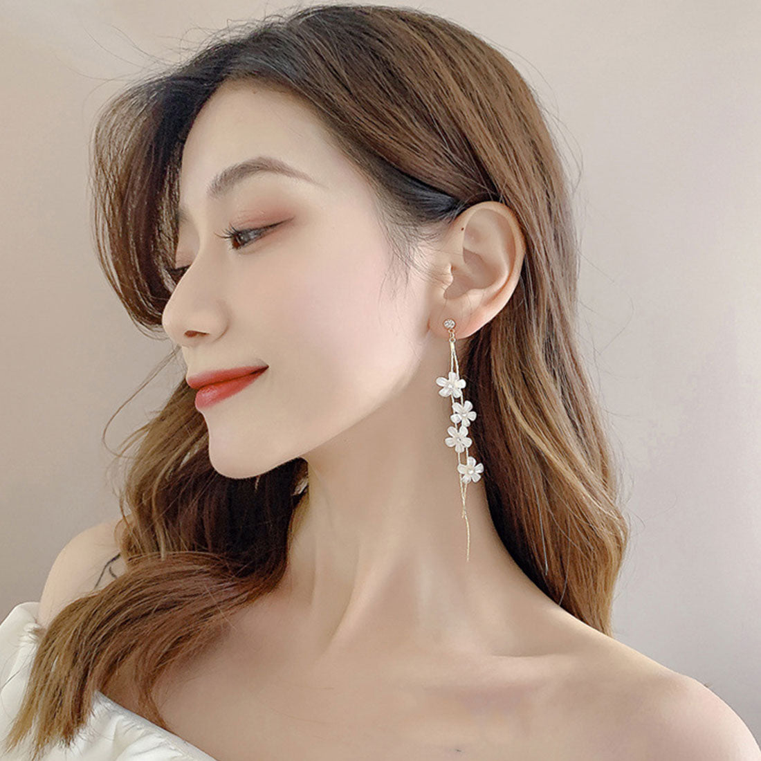 揺れる チェーンピアス 花びらイヤリング イヤリング