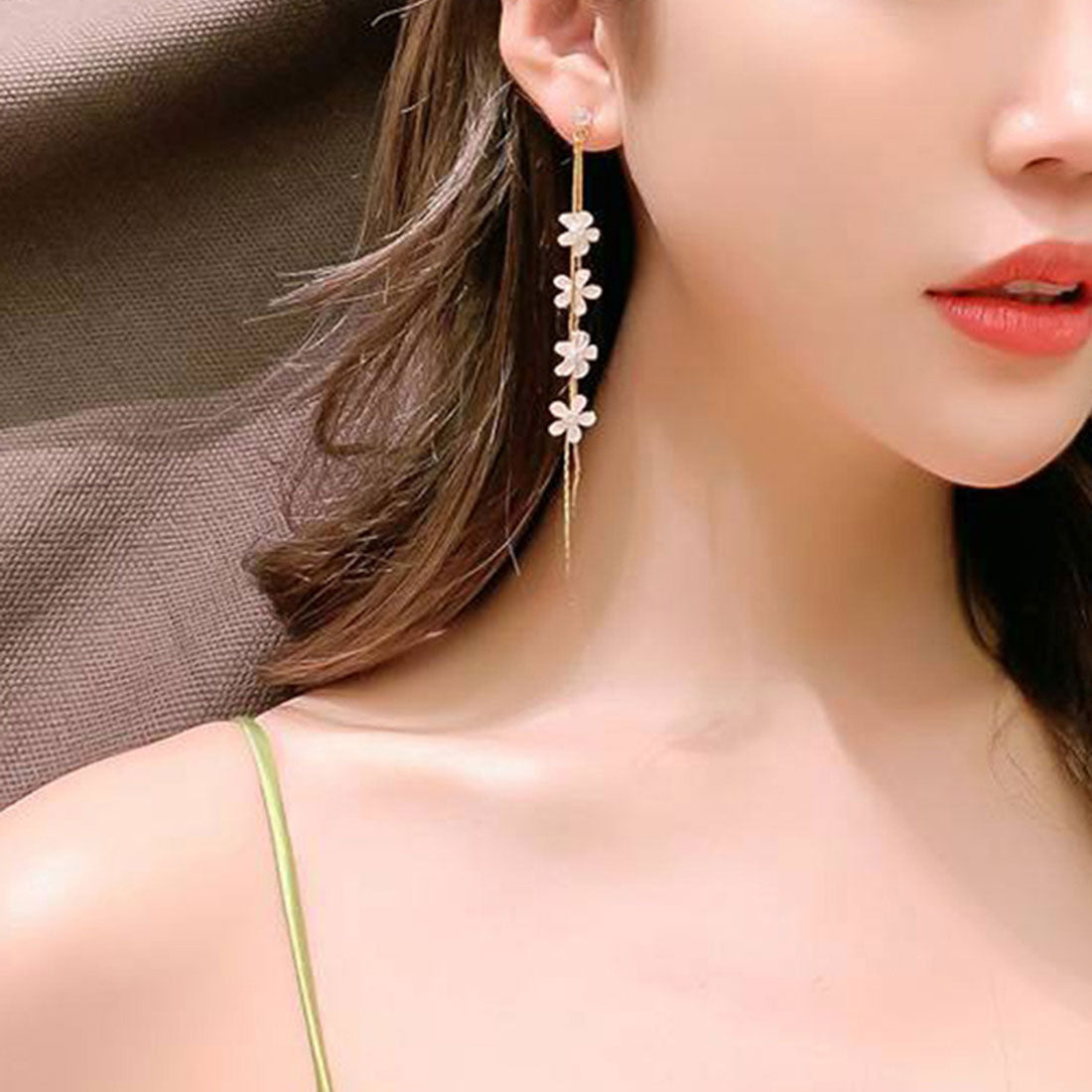 揺れる チェーンピアス 花びらイヤリング イヤリング