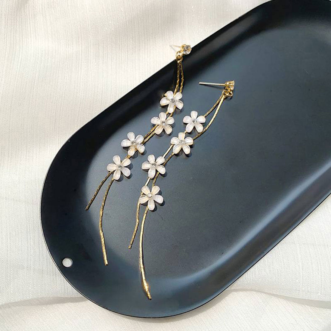 揺れる チェーンピアス 花びらイヤリング イヤリング