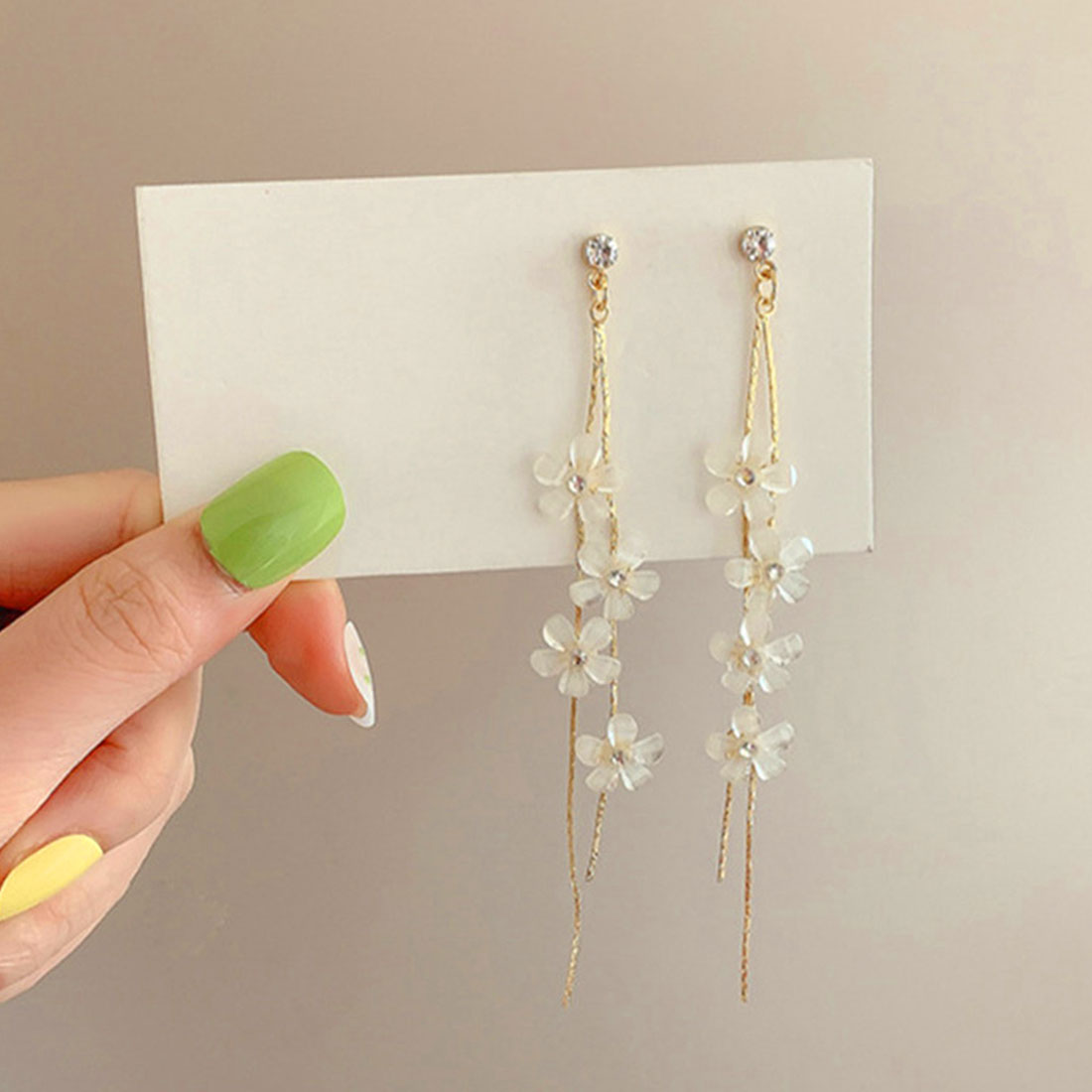 揺れる チェーンピアス 花びらイヤリング イヤリング