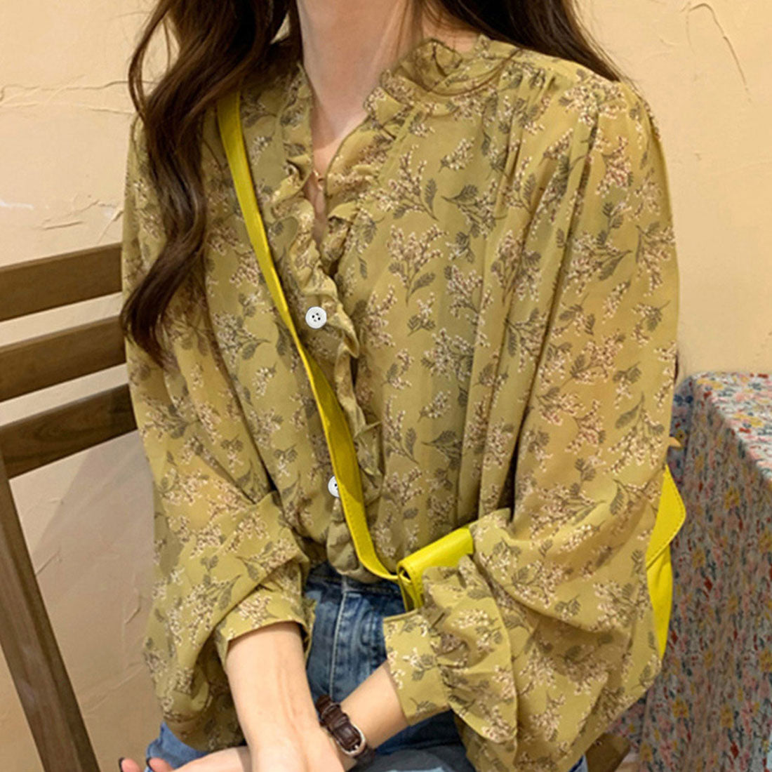 襟フリル シースルー 花柄ブラウス 女性