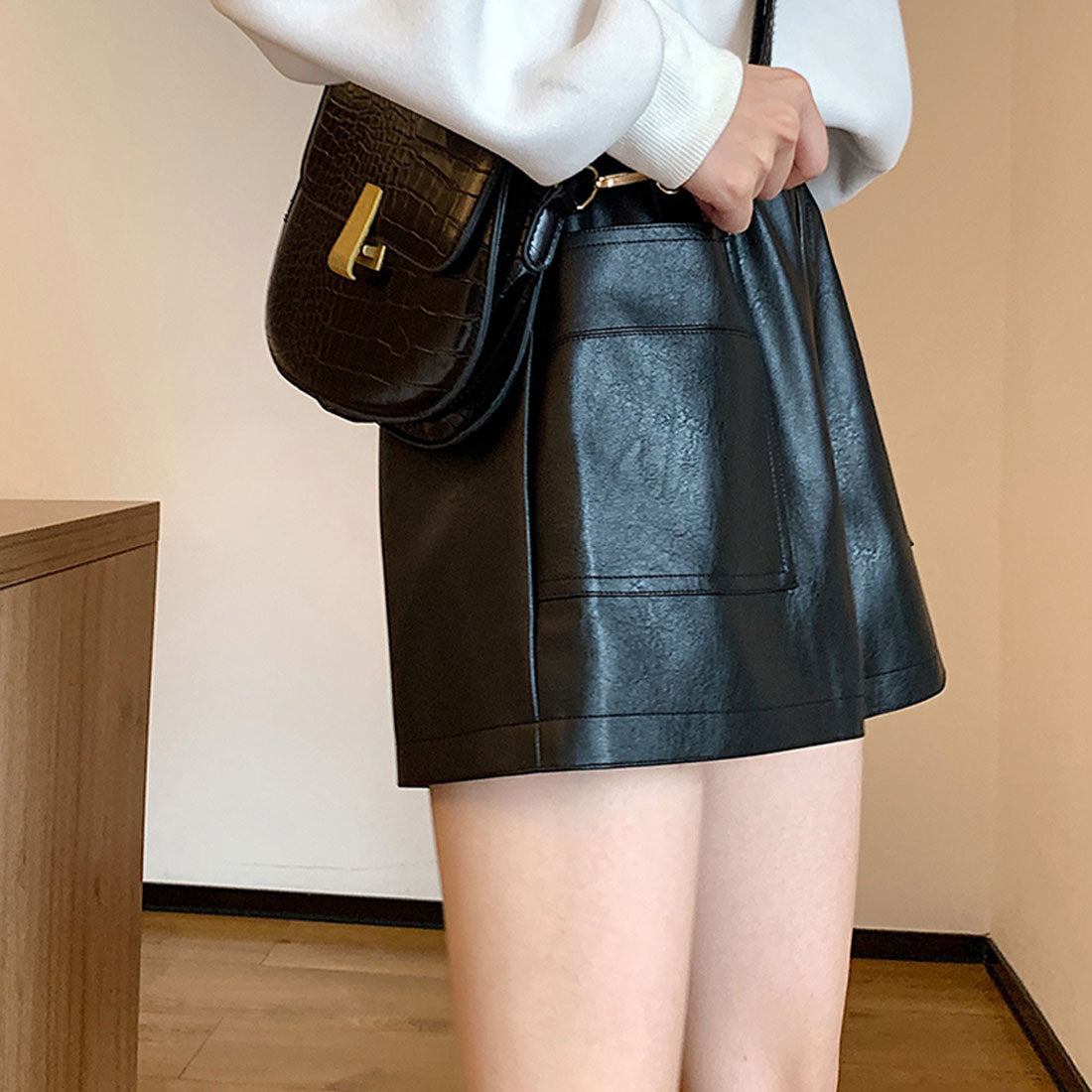 レザー ショートパンツ レディース