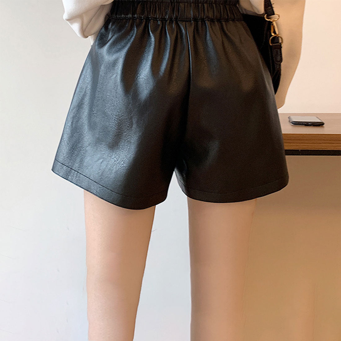 レザー ショートパンツ レディース