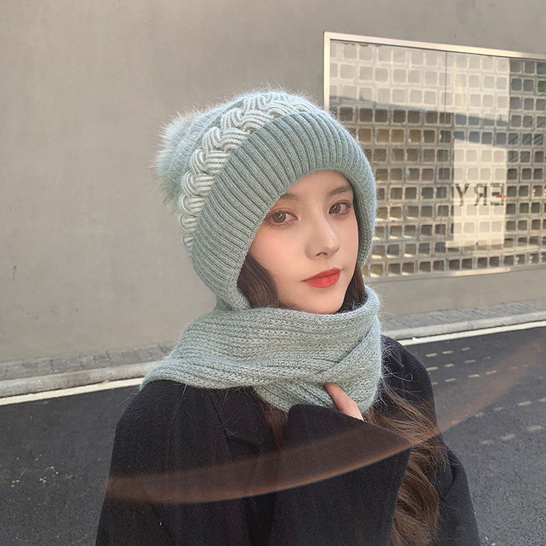 Hood warmer and neck warmer in one