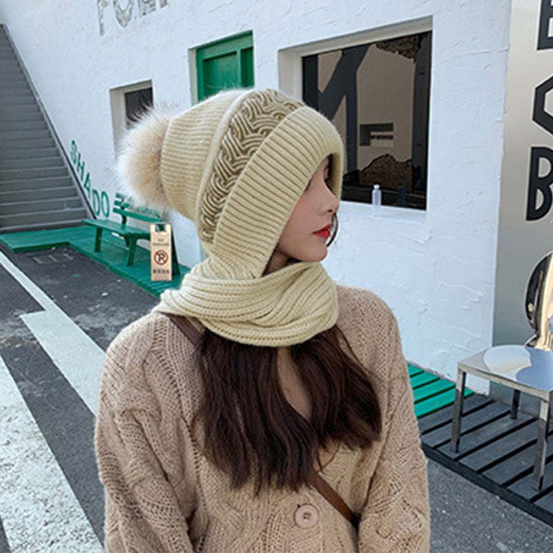 Hood warmer and neck warmer in one