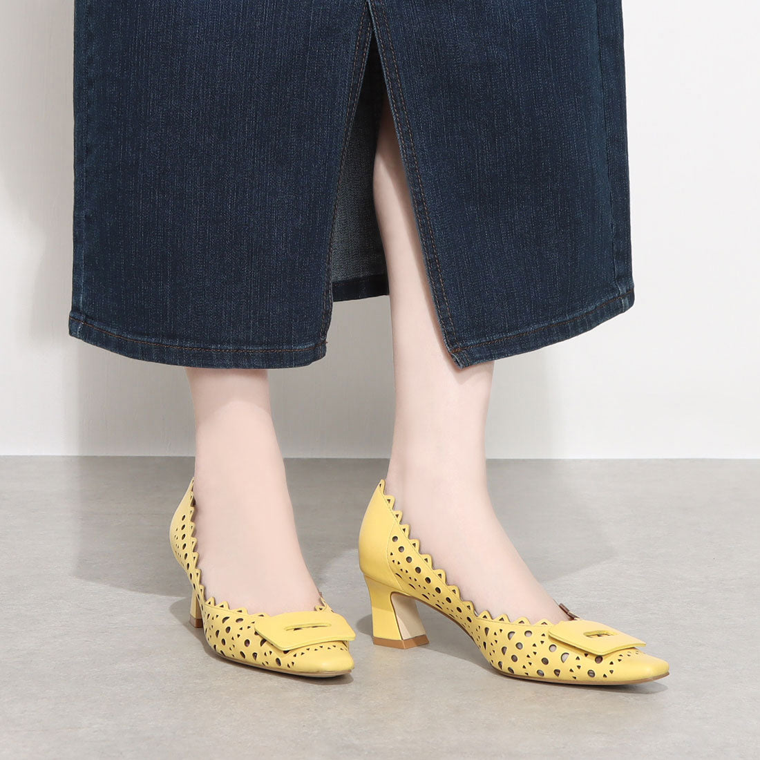 MODE ET JACOMO Laser cut buckle motif pumps