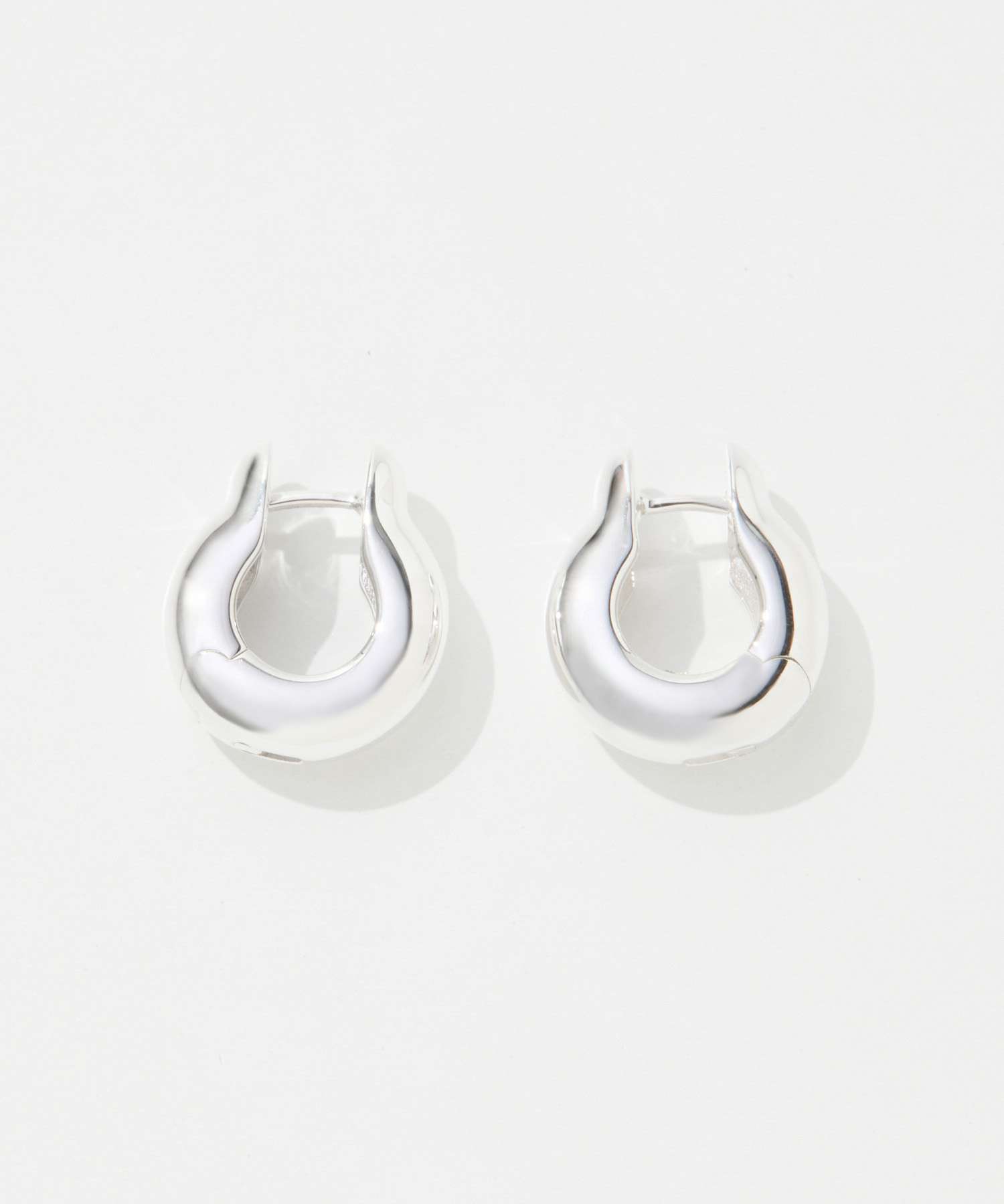 アニカイネズ ANNIKA INEZ アニカイネズ ANNIKA INEZ Small Ample Hinge Hoops スモール アンプル ヒンジ フープ E943 SML ピアス レディース アクセサリー シルバー （SILVER/シルバー） SILVER/シルバー