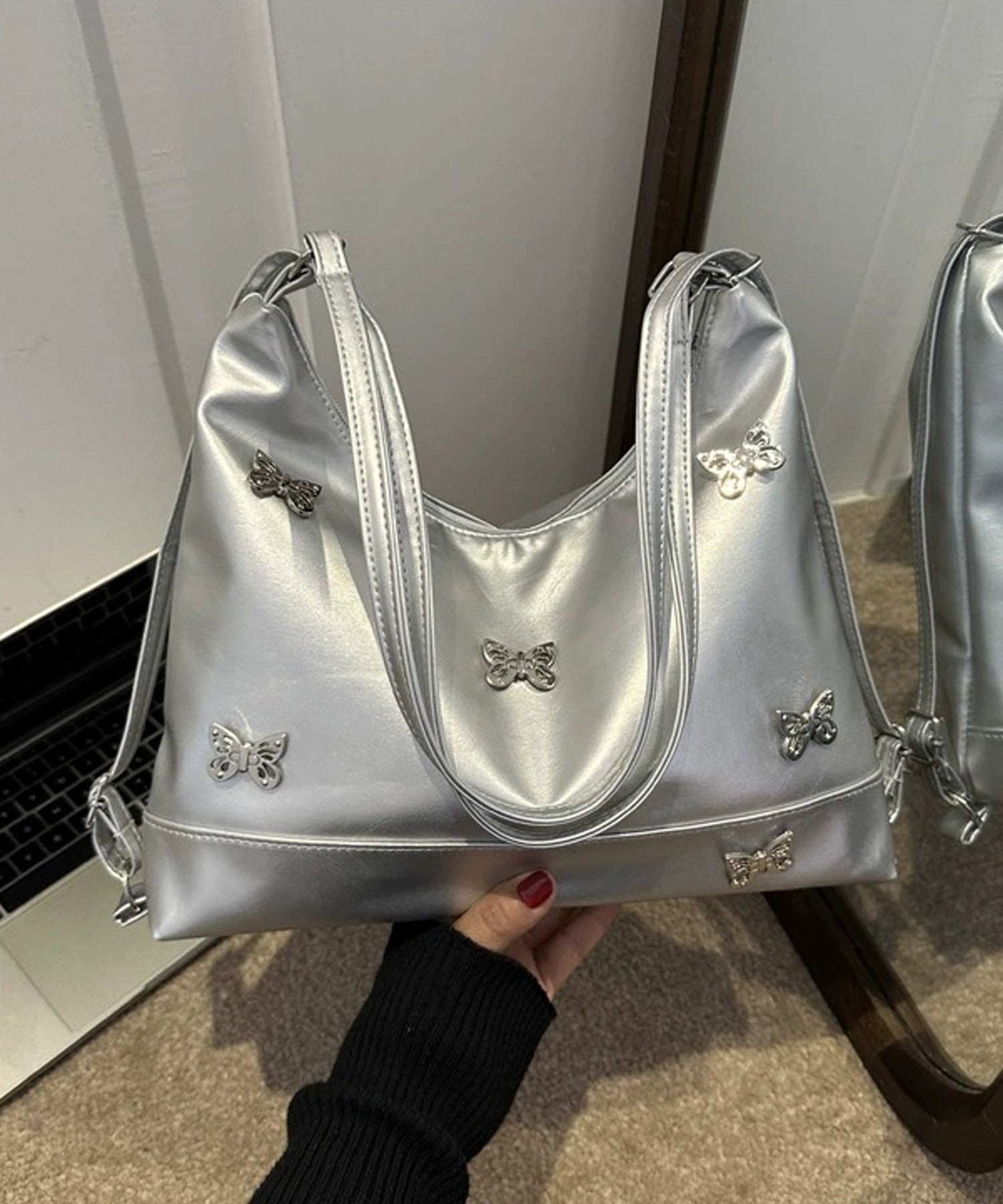 ショップニコニコ ShopNikoNiko 2way バタフライロゴ ショルダーバッグ【即納】蝶々 バタフライ シルバーロゴ トートバッグ リュック 肩掛け フェイクレザー 韓国ストリート Y2K Y3K,シルバー