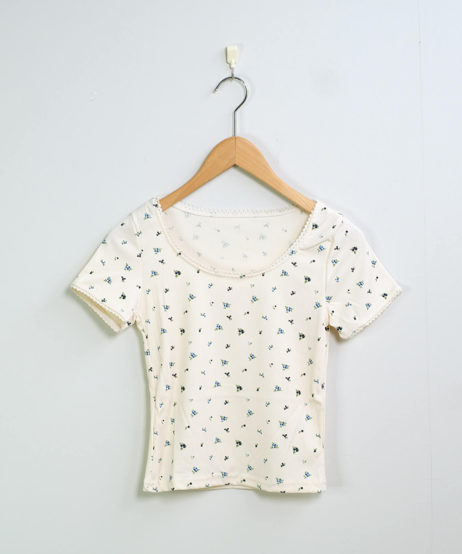 ショップニコニコ ShopNikoNiko 小花柄プリント レーストリム スリムTシャツ ma 【即納】韓国カジュアル 韓国ガーリー フレンチガーリー バレエコアトップス 半袖 花柄 花柄プリント フラワー トリム （アイボリー） アイボリー