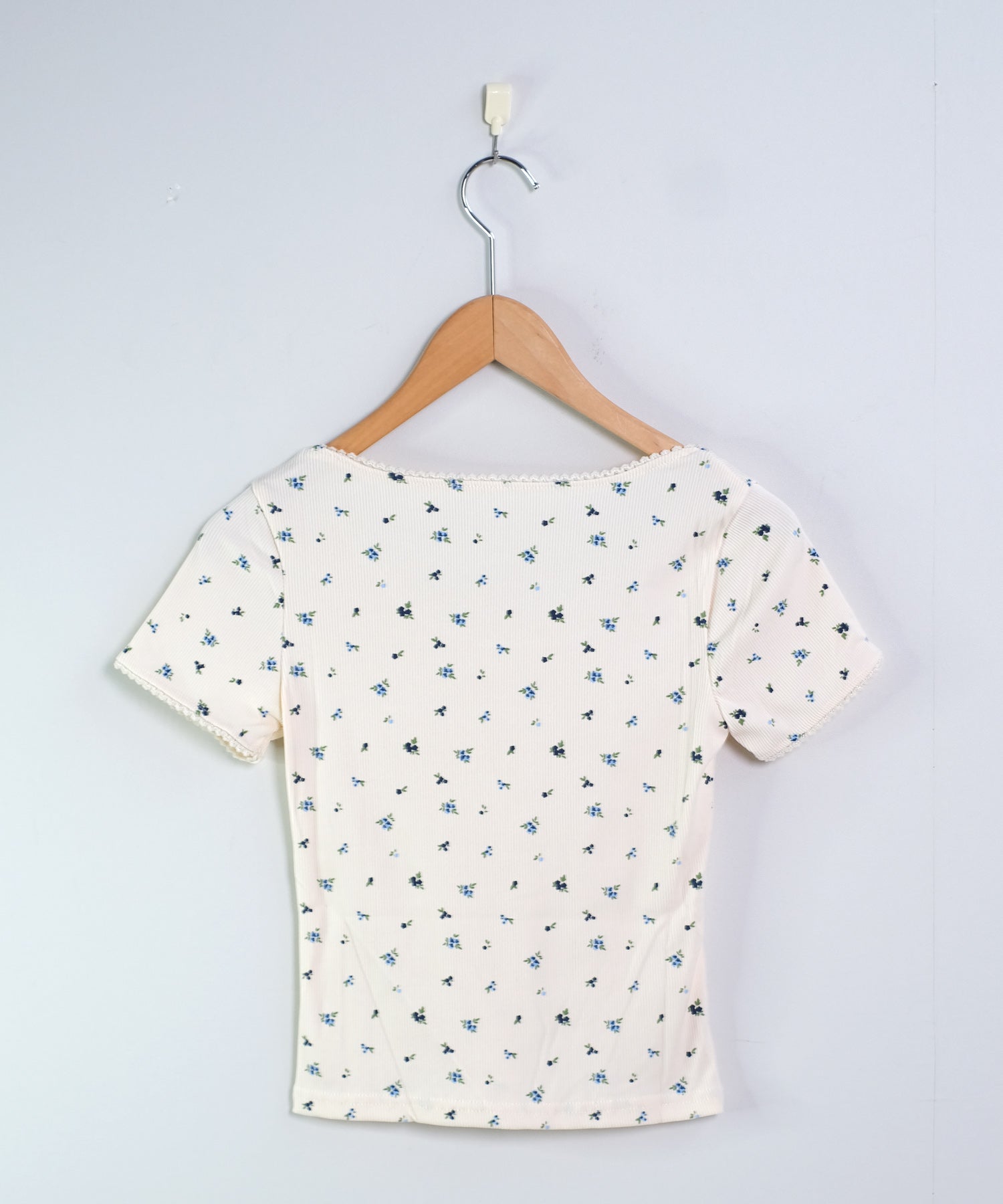 ショップニコニコ ShopNikoNiko 小花柄プリント レーストリム スリムTシャツ ma 【即納】韓国カジュアル 韓国ガーリー フレンチガーリー バレエコアトップス 半袖 花柄 花柄プリント フラワー トリム （アイボリー） アイボリー