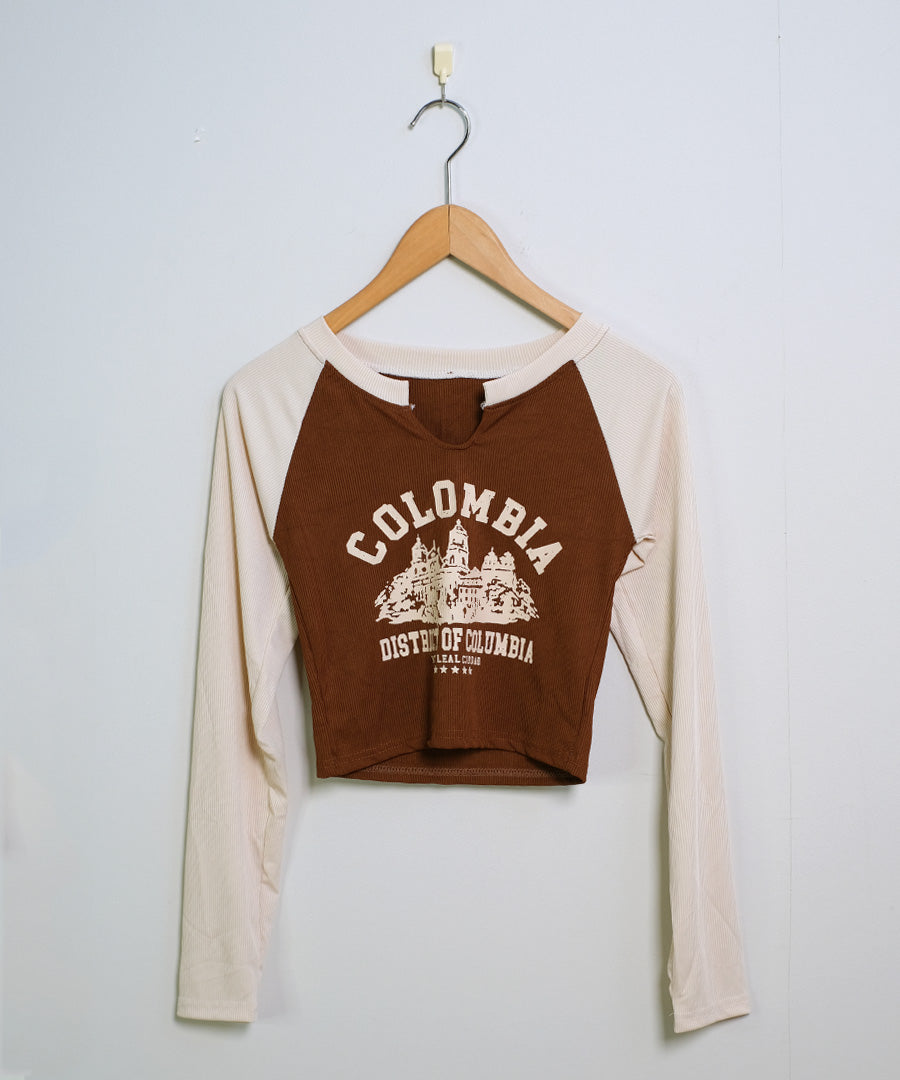 ショップニコニコ ShopNikoNiko ショート丈 スリットネック ラグランロングTシャツ ma 【即納】韓国カジュアル トップス ロンT 長袖 クロップド丈 ミニ丈 タイトTシャツ 配色 ロゴプリント レトロ （ブラウン） ブラウン