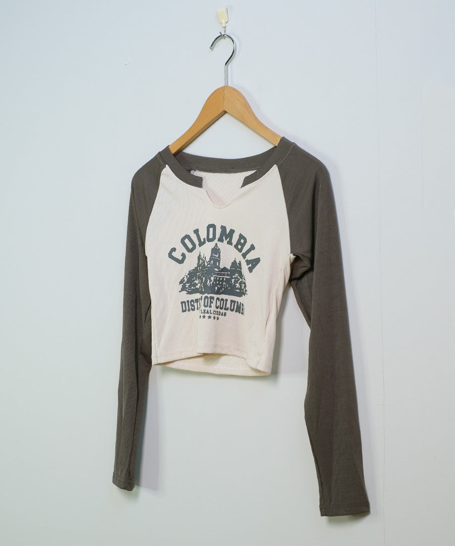 ショップニコニコ ShopNikoNiko ショート丈 スリットネック ラグランロングTシャツ ma 【即納】韓国カジュアル トップス ロンT 長袖 クロップド丈 ミニ丈 タイトTシャツ 配色 ロゴプリント レトロ （ブラウン） ブラウン