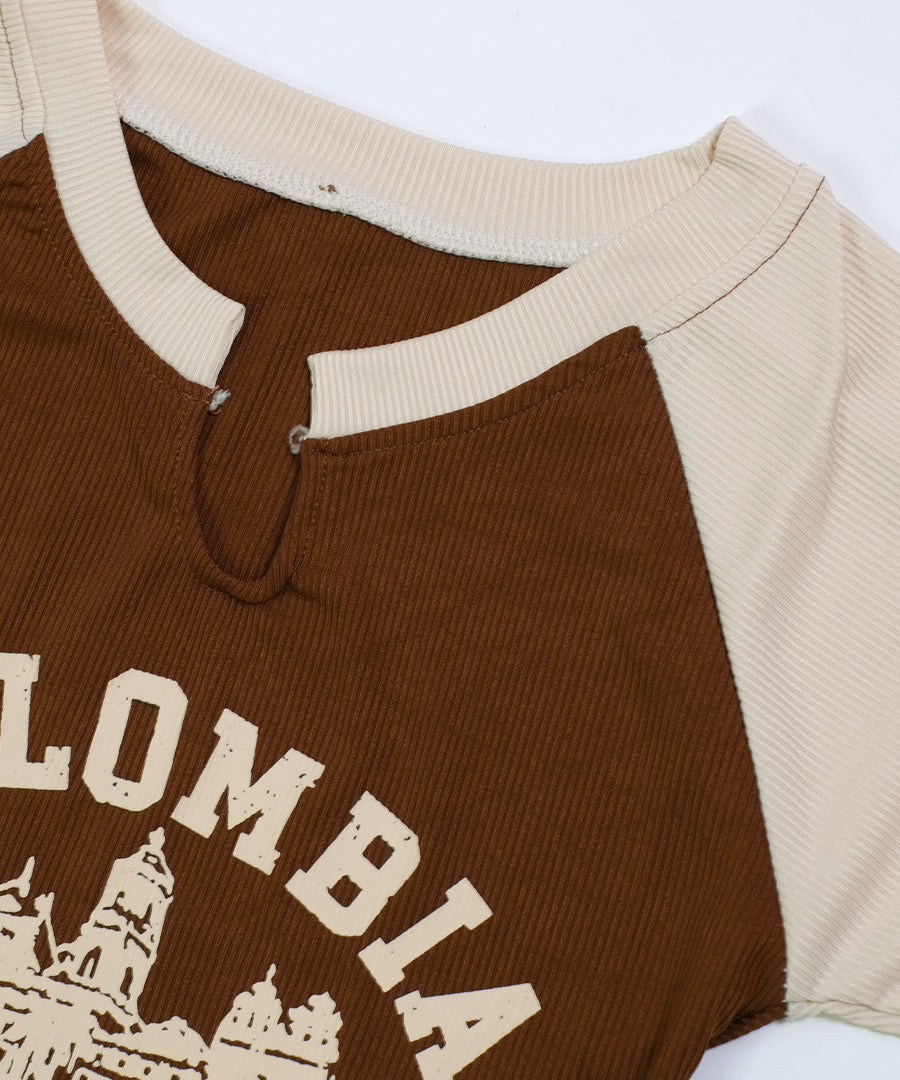 ショップニコニコ ShopNikoNiko ショート丈 スリットネック ラグランロングTシャツ ma 【即納】韓国カジュアル トップス ロンT 長袖 クロップド丈 ミニ丈 タイトTシャツ 配色 ロゴプリント レトロ （ブラウン） ブラウン