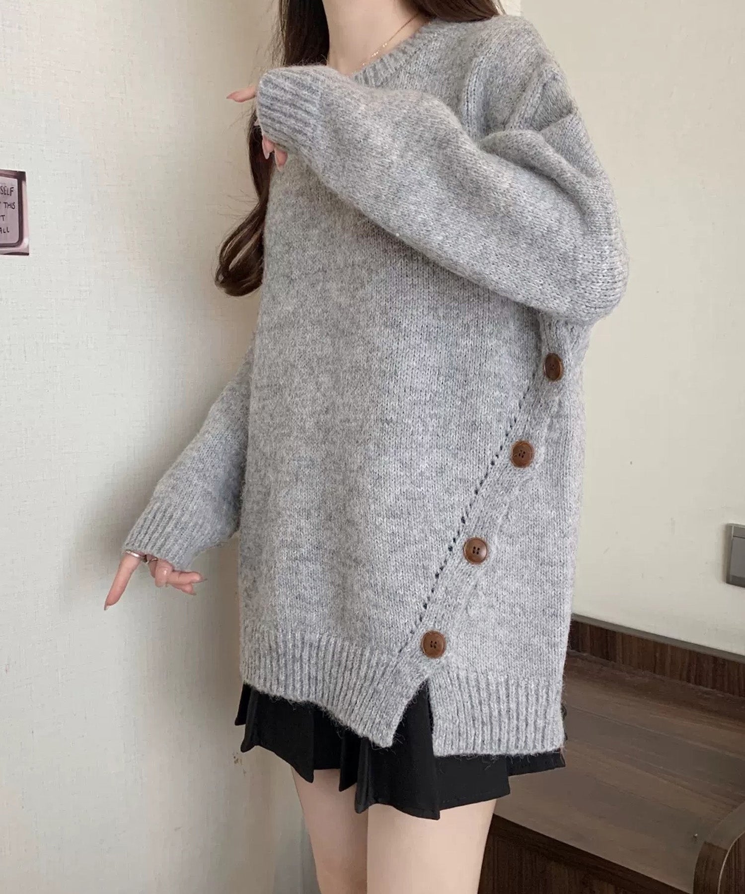 ショップニコニコ ShopNikoNiko サイドボタンデザイン アシンメトリー ニットトップス【即納】韓国カジュアル ワンホンコーデ 綺麗め 淡色女子 長袖 セーター ルーズトップス ボタンデザイン サイドスリット （グレー） グレー