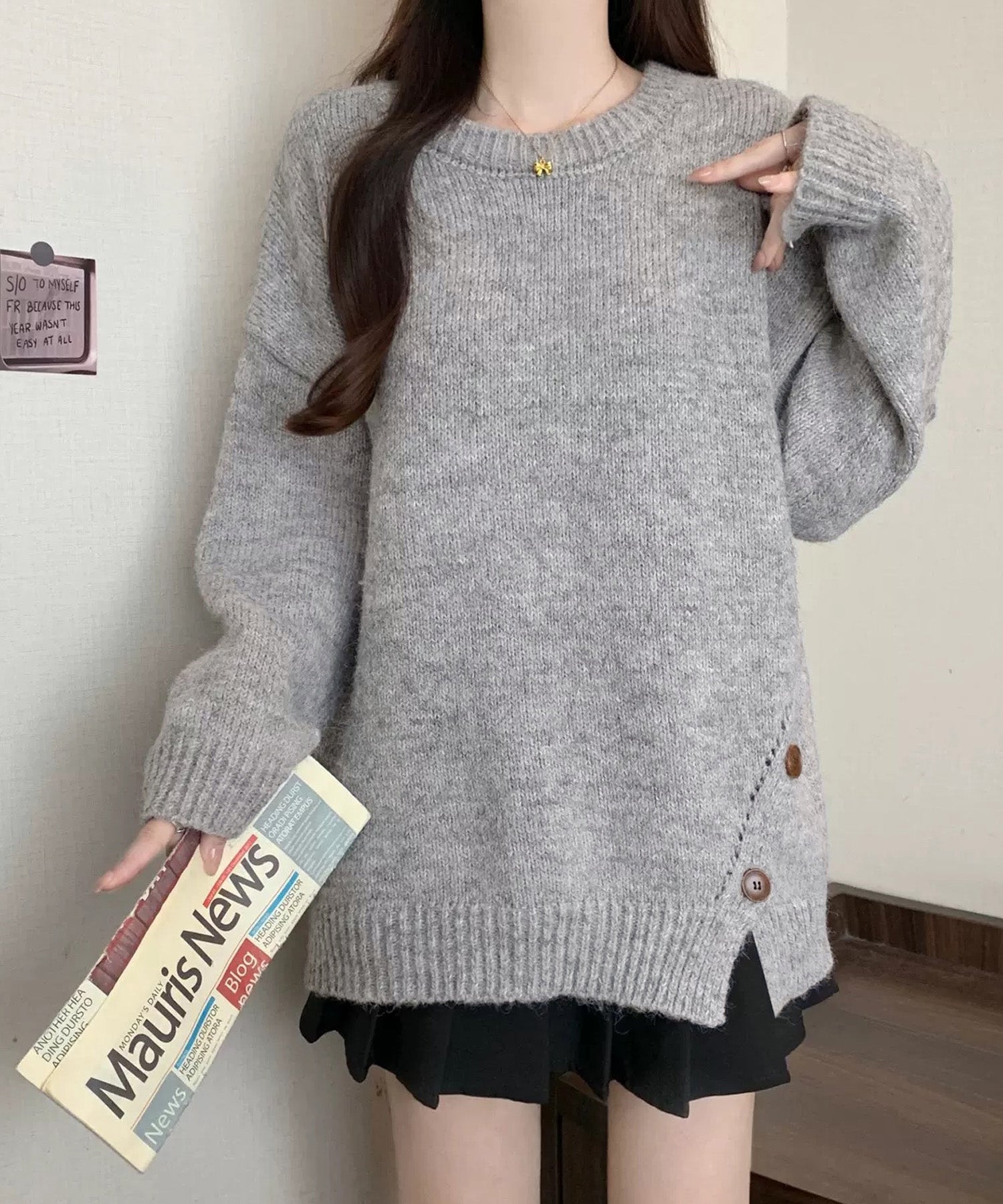 ショップニコニコ ShopNikoNiko サイドボタンデザイン アシンメトリー ニットトップス【即納】韓国カジュアル ワンホンコーデ 綺麗め 淡色女子 長袖 セーター ルーズトップス ボタンデザイン サイドスリット （グレー） グレー