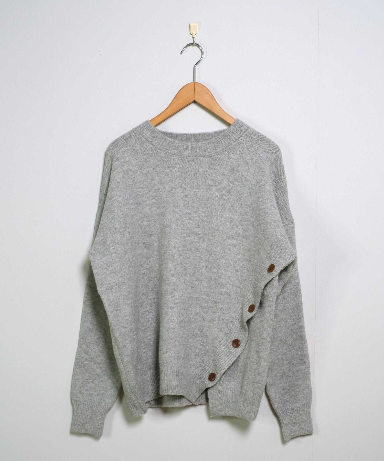 ショップニコニコ ShopNikoNiko サイドボタンデザイン アシンメトリー ニットトップス【即納】韓国カジュアル ワンホンコーデ 綺麗め 淡色女子 長袖 セーター ルーズトップス ボタンデザイン サイドスリット （グレー） グレー