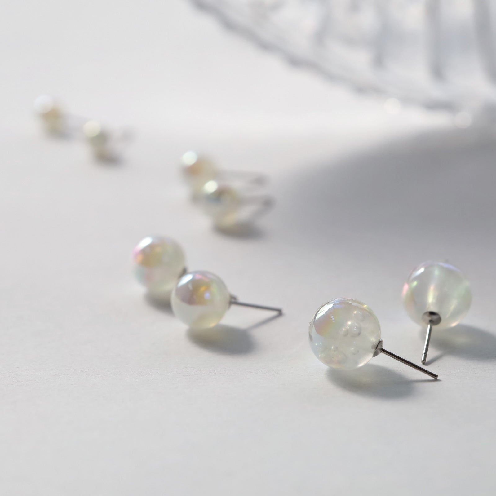 ノエルマーケット Noelmarket ピアス 金属アレルギー対応 オーロラ ガラス つけっぱなし シンプル 人気 両耳用 結婚式 入学式 誕生日 （シルバー） シルバー