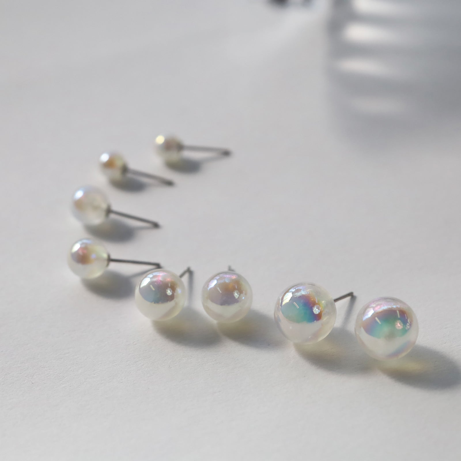 ノエルマーケット Noelmarket ピアス 金属アレルギー対応 オーロラ ガラス つけっぱなし シンプル 人気 両耳用 結婚式 入学式 誕生日 （シルバー） シルバー