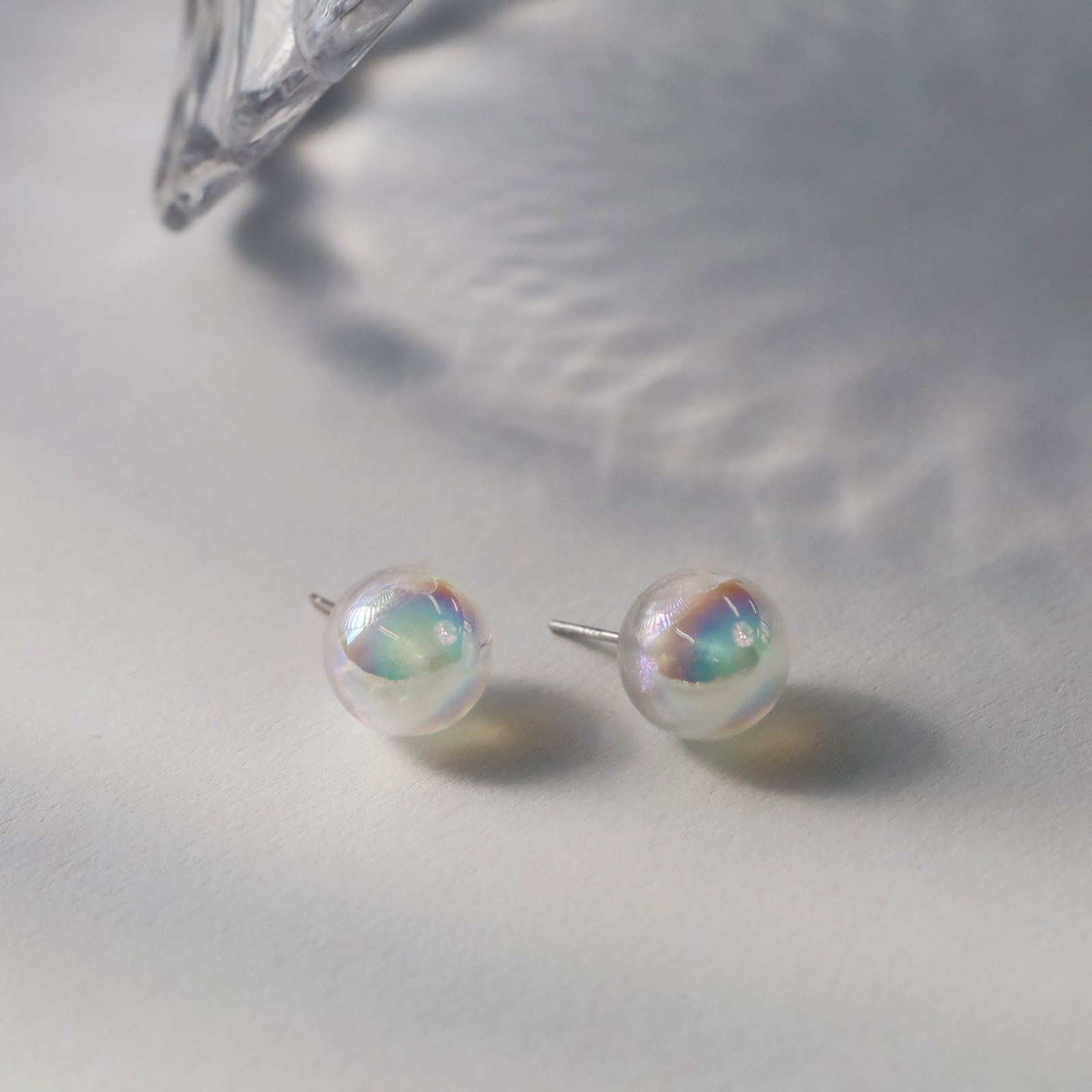 ノエルマーケット Noelmarket ピアス 金属アレルギー対応 オーロラ ガラス つけっぱなし シンプル 人気 両耳用 結婚式 入学式 誕生日 （シルバー） シルバー