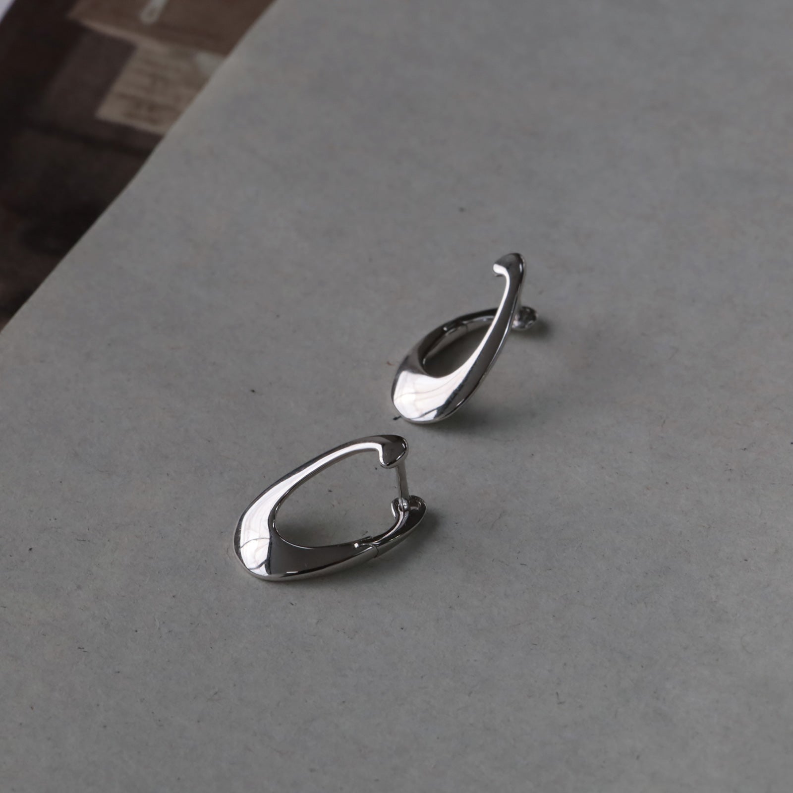 ノエルマーケット Noelmarket ピアス 金属アレルギー対応 フープピアス つけっぱなし 18k シンプル 仕事 おしゃれ  オフィス クール ねじれ （シルバー） シルバー
