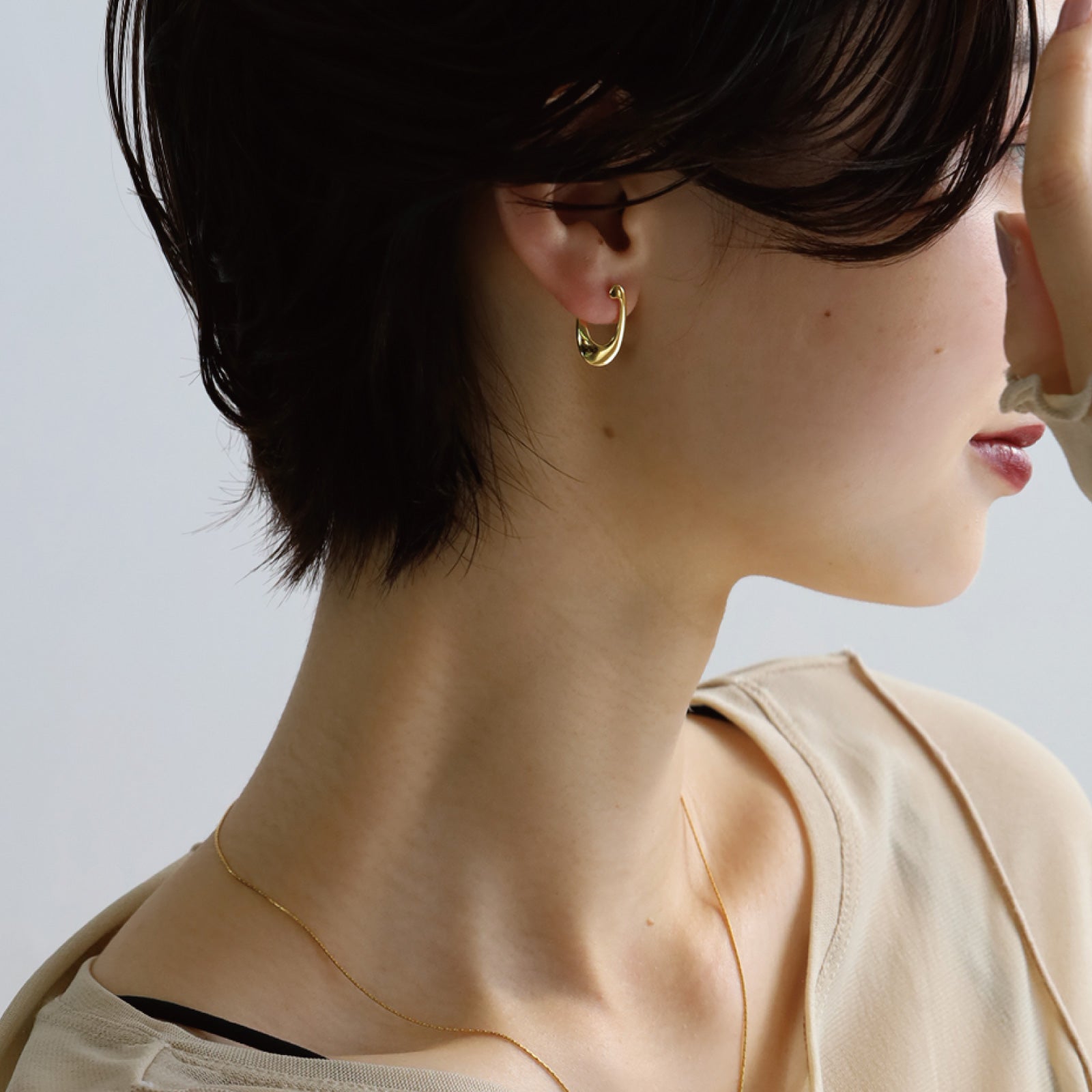 ノエルマーケット Noelmarket ピアス 金属アレルギー対応 フープピアス つけっぱなし 18k シンプル 仕事 おしゃれ  オフィス クール ねじれ （シルバー） シルバー