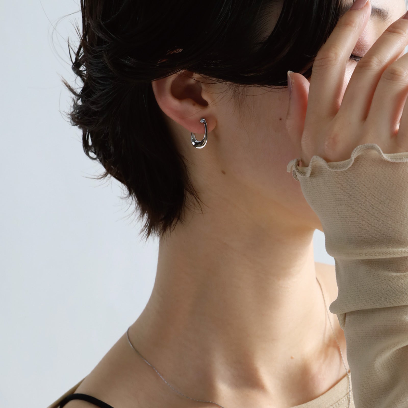 ノエルマーケット Noelmarket ピアス 金属アレルギー対応 フープピアス つけっぱなし 18k シンプル 仕事 おしゃれ  オフィス クール ねじれ （シルバー） シルバー