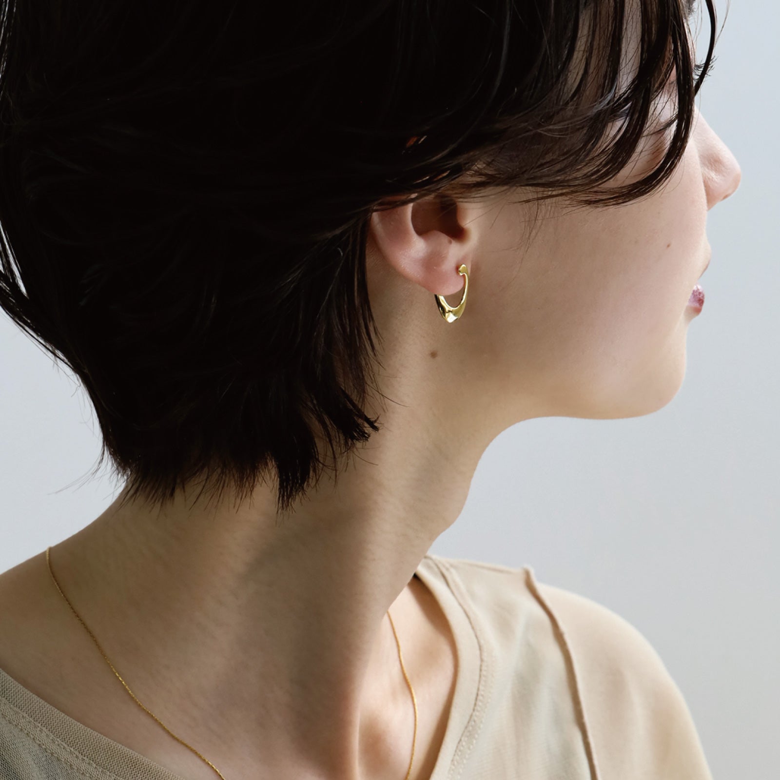 ノエルマーケット Noelmarket ピアス 金属アレルギー対応 フープピアス つけっぱなし 18k シンプル 仕事 おしゃれ  オフィス クール ねじれ （シルバー） シルバー