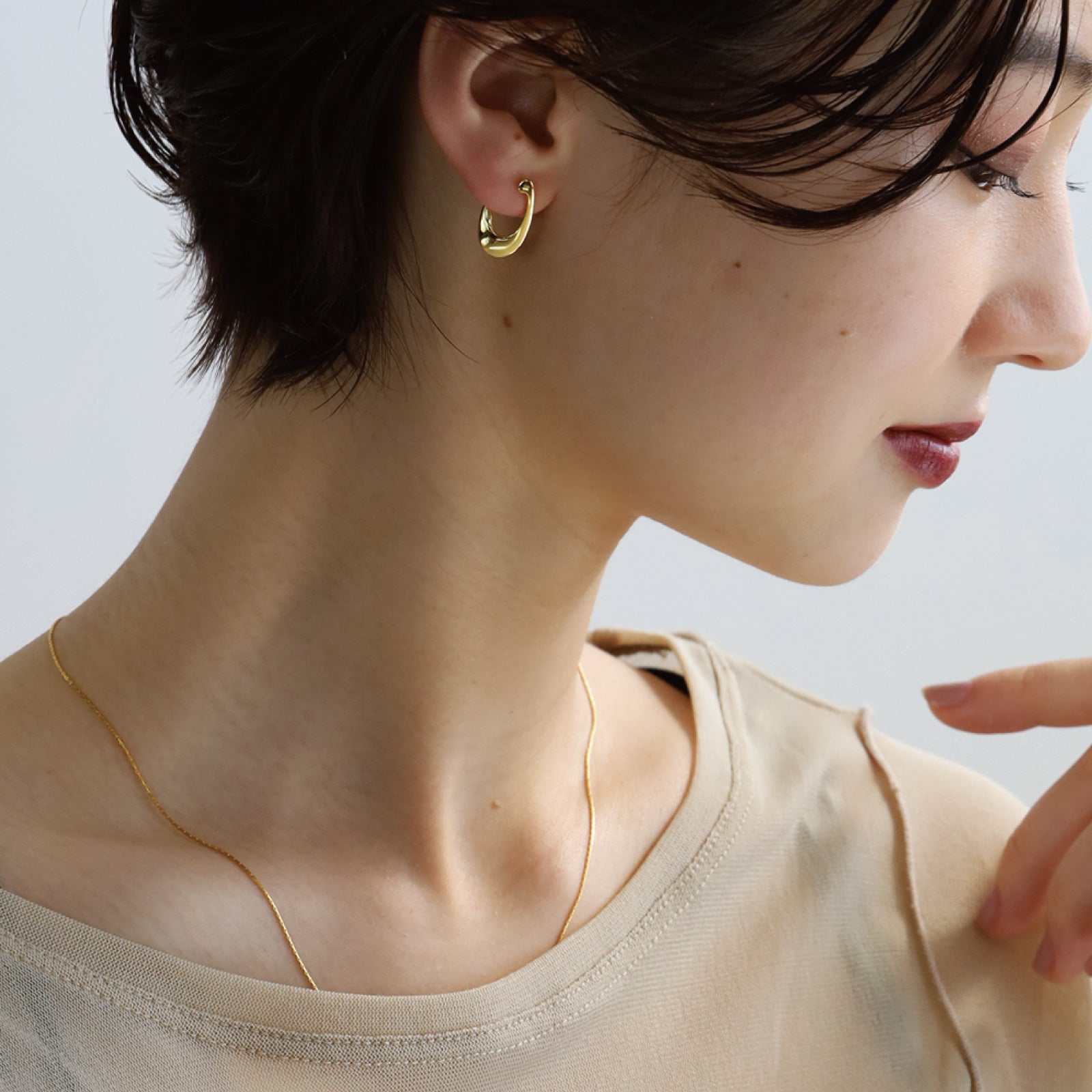 ノエルマーケット Noelmarket ピアス 金属アレルギー対応 フープピアス つけっぱなし 18k シンプル 仕事 おしゃれ  オフィス クール ねじれ （シルバー） シルバー