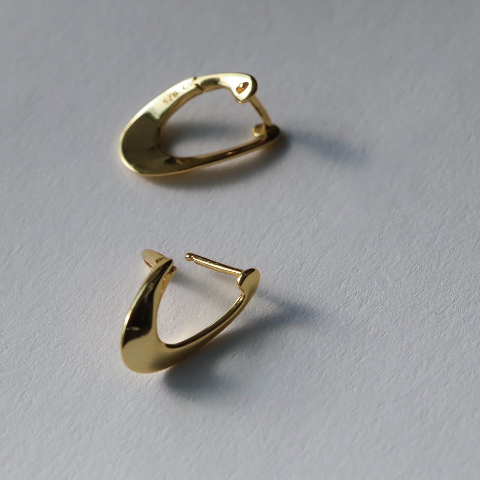 ノエルマーケット Noelmarket ピアス 金属アレルギー対応 フープピアス つけっぱなし 18k シンプル 仕事 おしゃれ  オフィス クール ねじれ （シルバー） シルバー