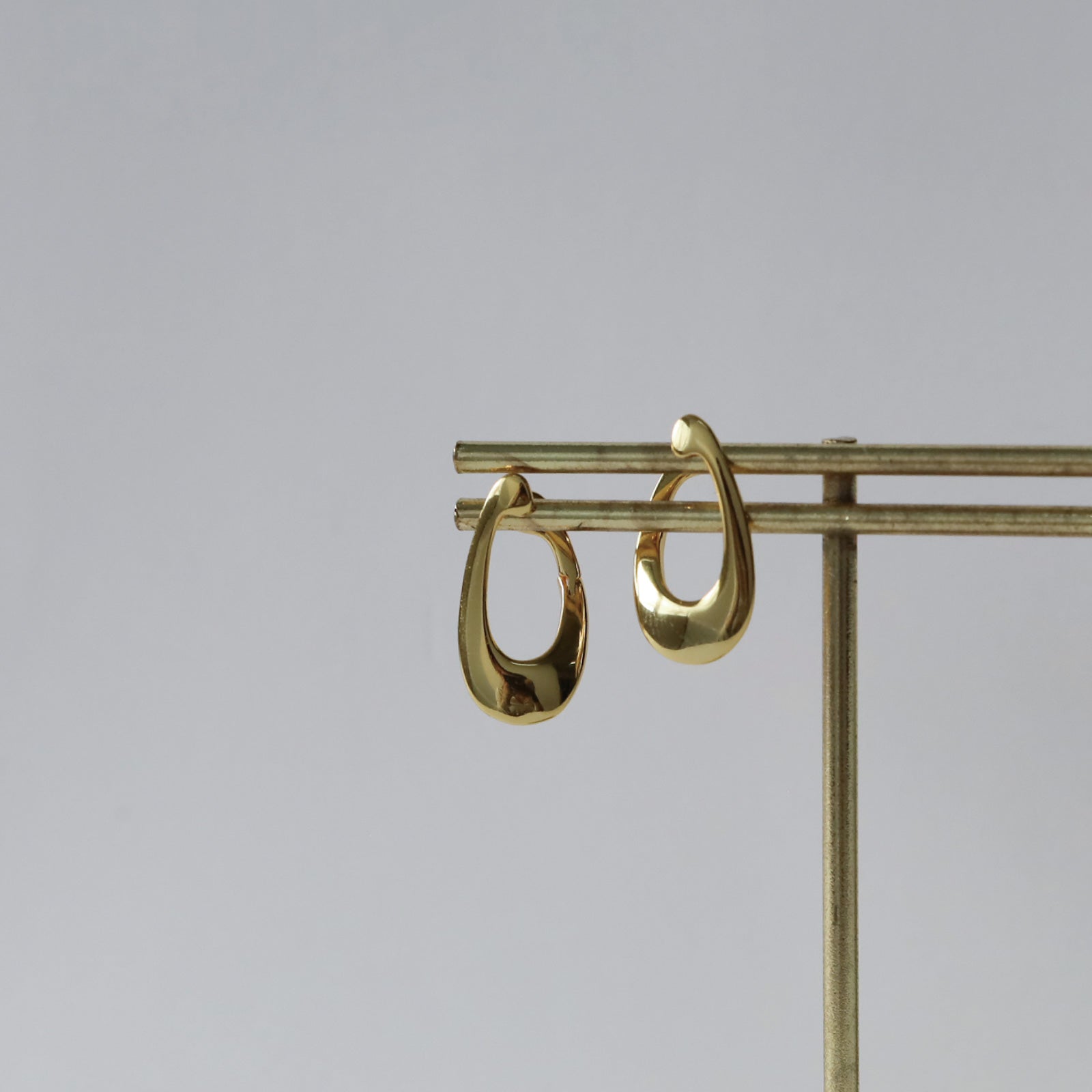 ノエルマーケット Noelmarket ピアス 金属アレルギー対応 フープピアス つけっぱなし 18k シンプル 仕事 おしゃれ  オフィス クール ねじれ （シルバー） シルバー