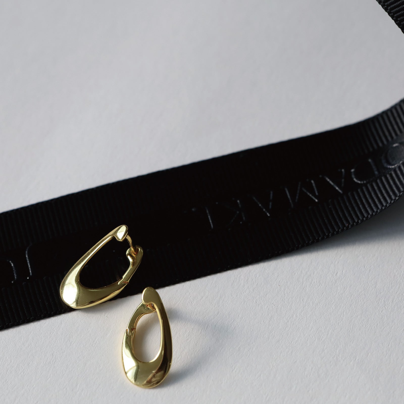 ノエルマーケット Noelmarket ピアス 金属アレルギー対応 フープピアス つけっぱなし 18k シンプル 仕事 おしゃれ  オフィス クール ねじれ （シルバー） シルバー