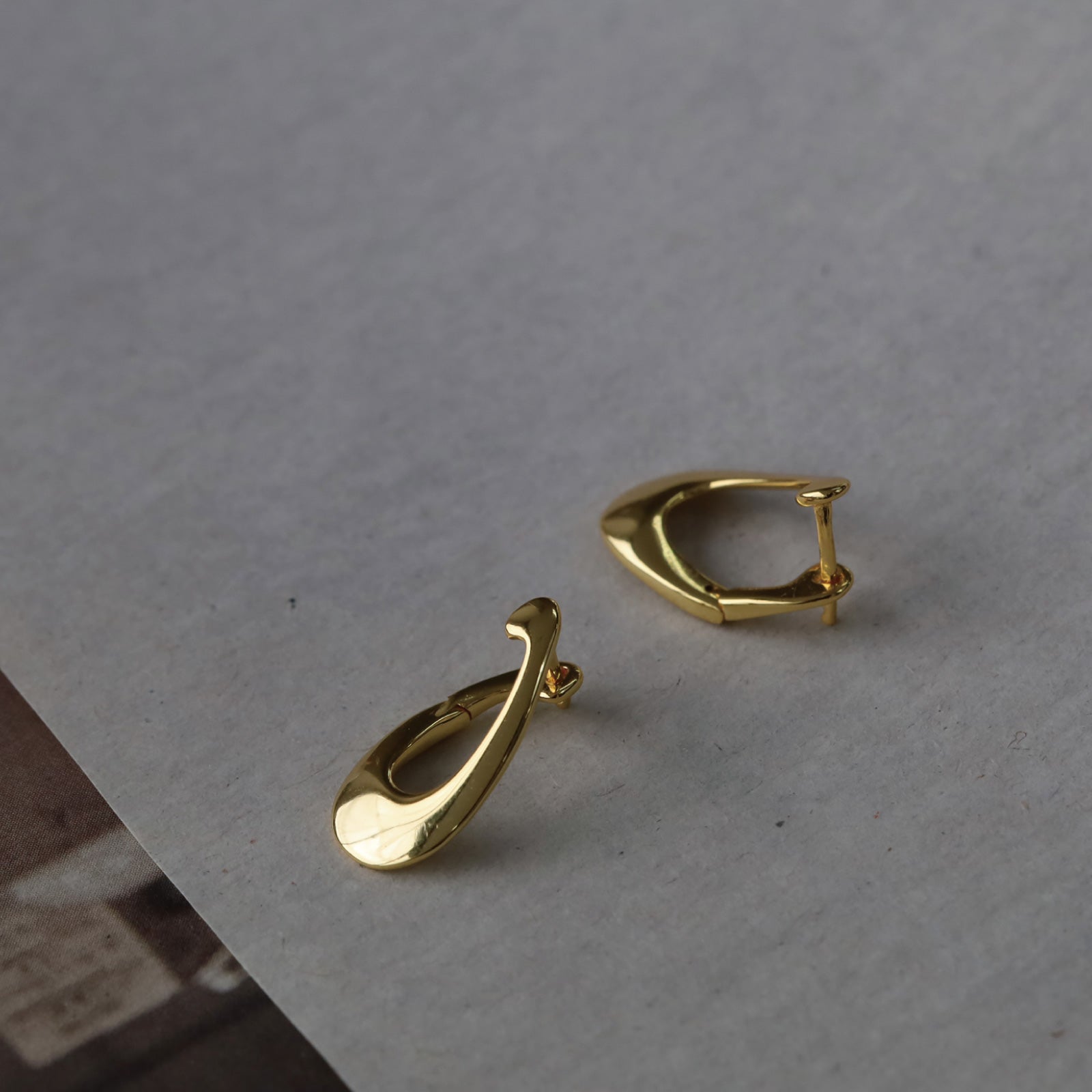 ノエルマーケット Noelmarket ピアス 金属アレルギー対応 フープピアス つけっぱなし 18k シンプル 仕事 おしゃれ  オフィス クール ねじれ （シルバー） シルバー