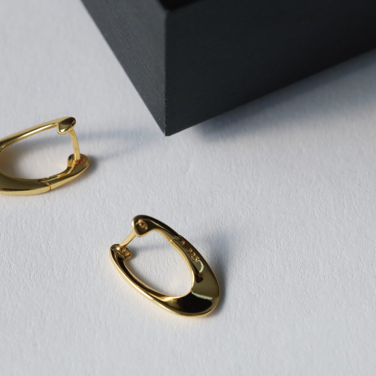 ノエルマーケット Noelmarket ピアス 金属アレルギー対応 フープピアス つけっぱなし 18k シンプル 仕事 おしゃれ  オフィス クール ねじれ （シルバー） シルバー