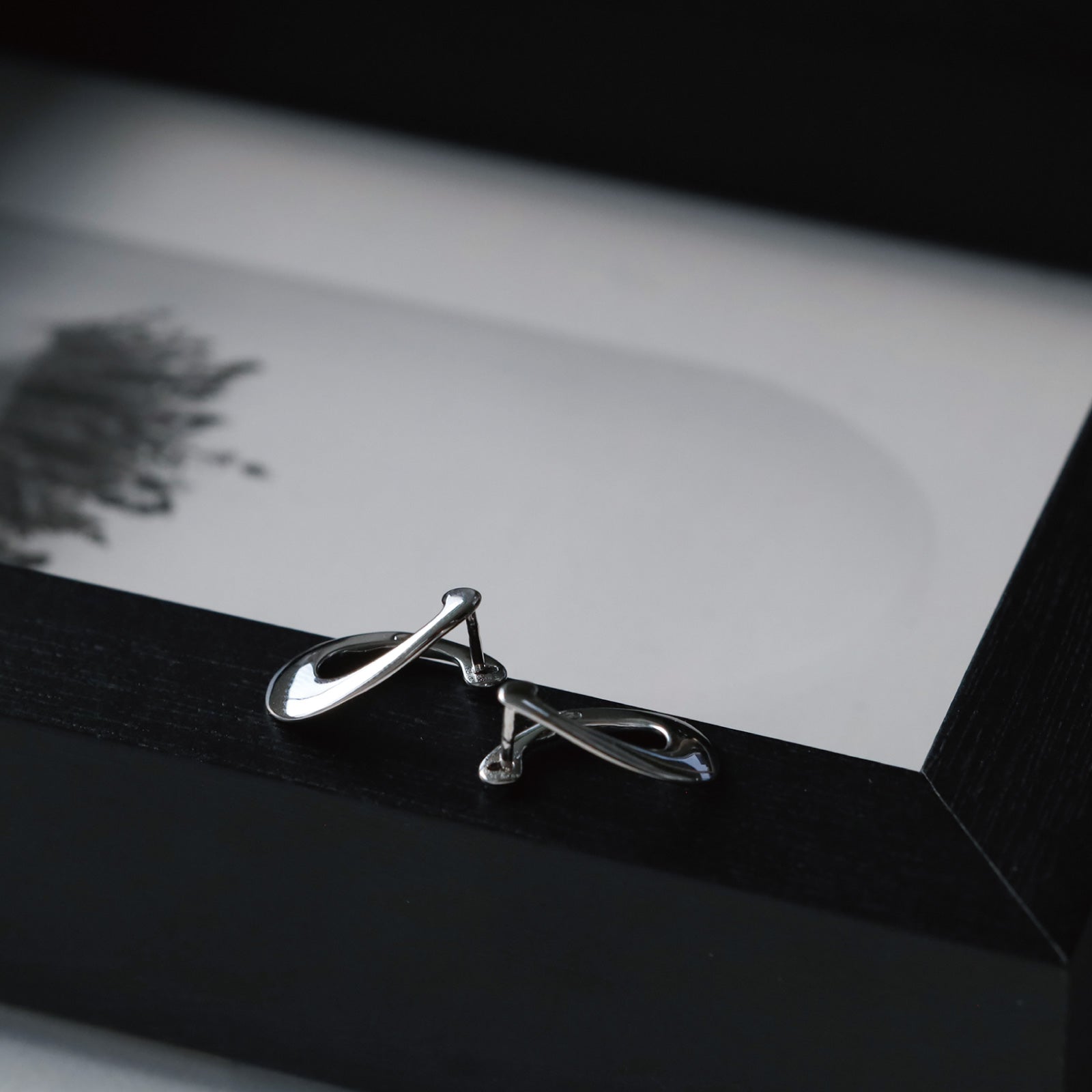 ノエルマーケット Noelmarket ピアス 金属アレルギー対応 フープピアス つけっぱなし 18k シンプル 仕事 おしゃれ  オフィス クール ねじれ （シルバー） シルバー