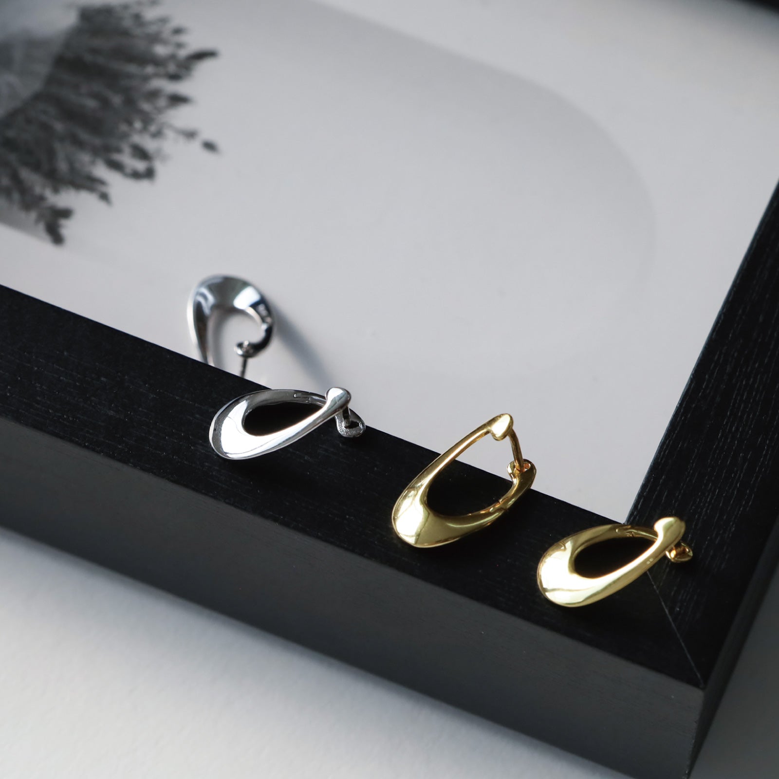 ノエルマーケット Noelmarket ピアス 金属アレルギー対応 フープピアス つけっぱなし 18k シンプル 仕事 おしゃれ  オフィス クール ねじれ （シルバー） シルバー