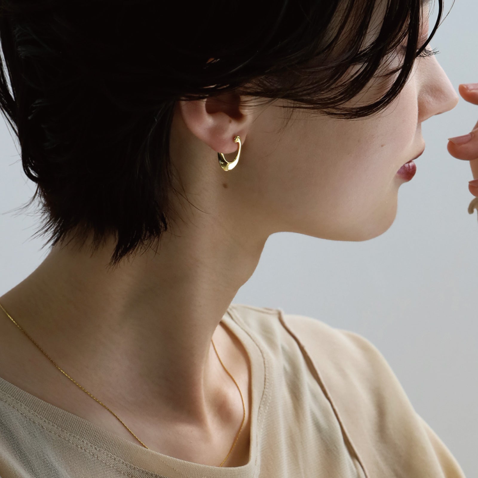 ノエルマーケット Noelmarket ピアス 金属アレルギー対応 フープピアス つけっぱなし 18k シンプル 仕事 おしゃれ  オフィス クール ねじれ （ゴールド） ゴールド