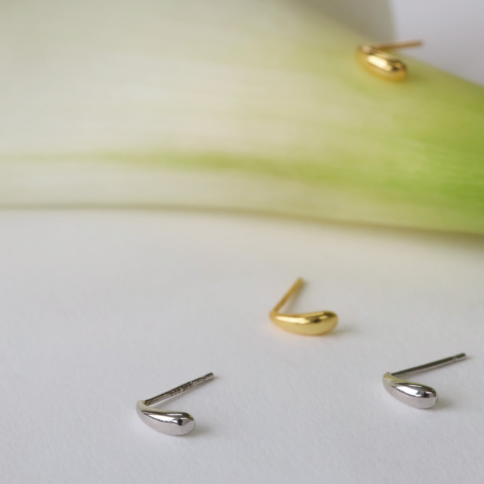 ノエルマーケット Noelmarket ピアス 金属アレルギー対応 小ぶり つけっぱなし 18k シンプル ドロップピアス 仕事 上品 （ゴールド） ゴールド