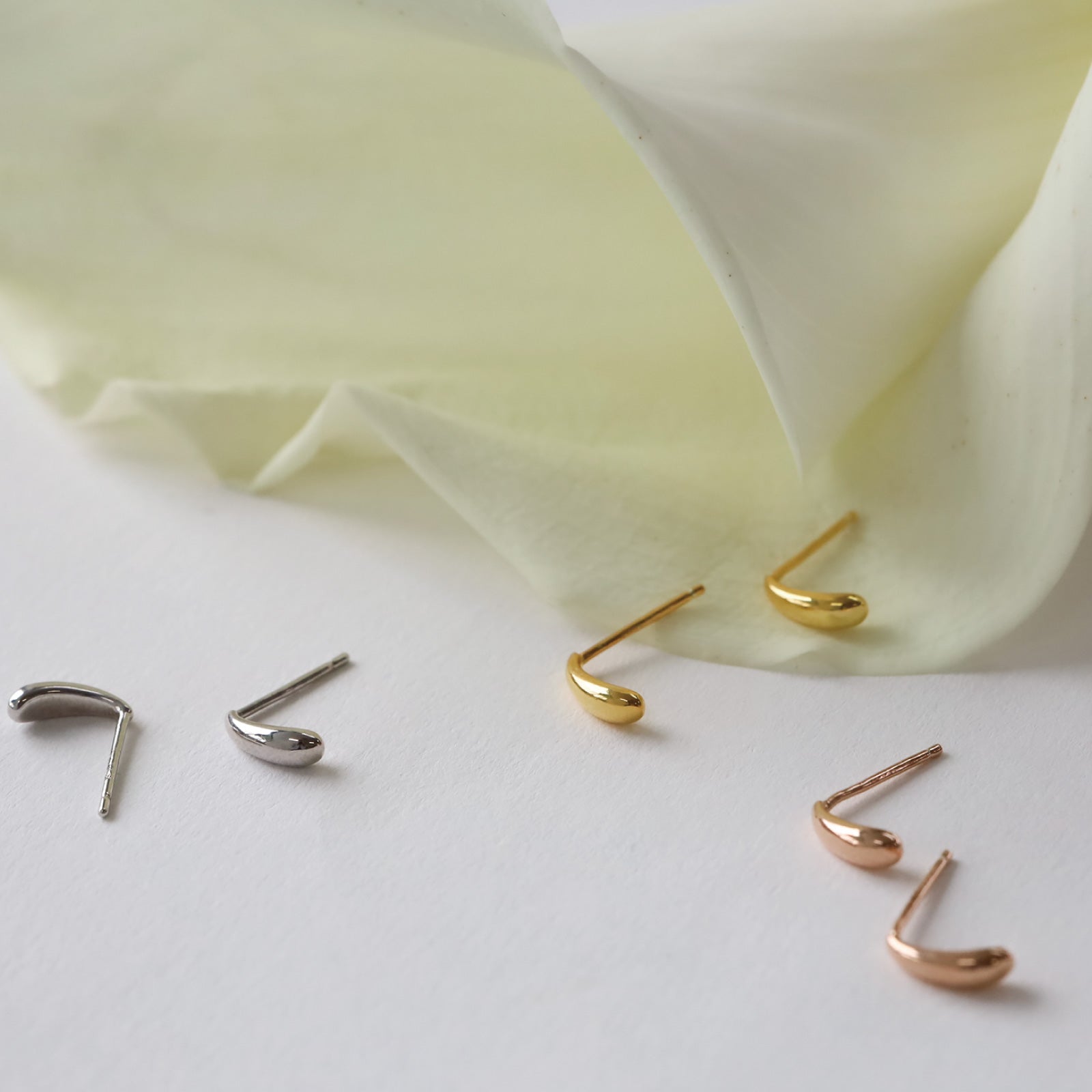 ノエルマーケット Noelmarket ピアス 金属アレルギー対応 小ぶり つけっぱなし 18k シンプル ドロップピアス 仕事 上品 （ゴールド） ゴールド