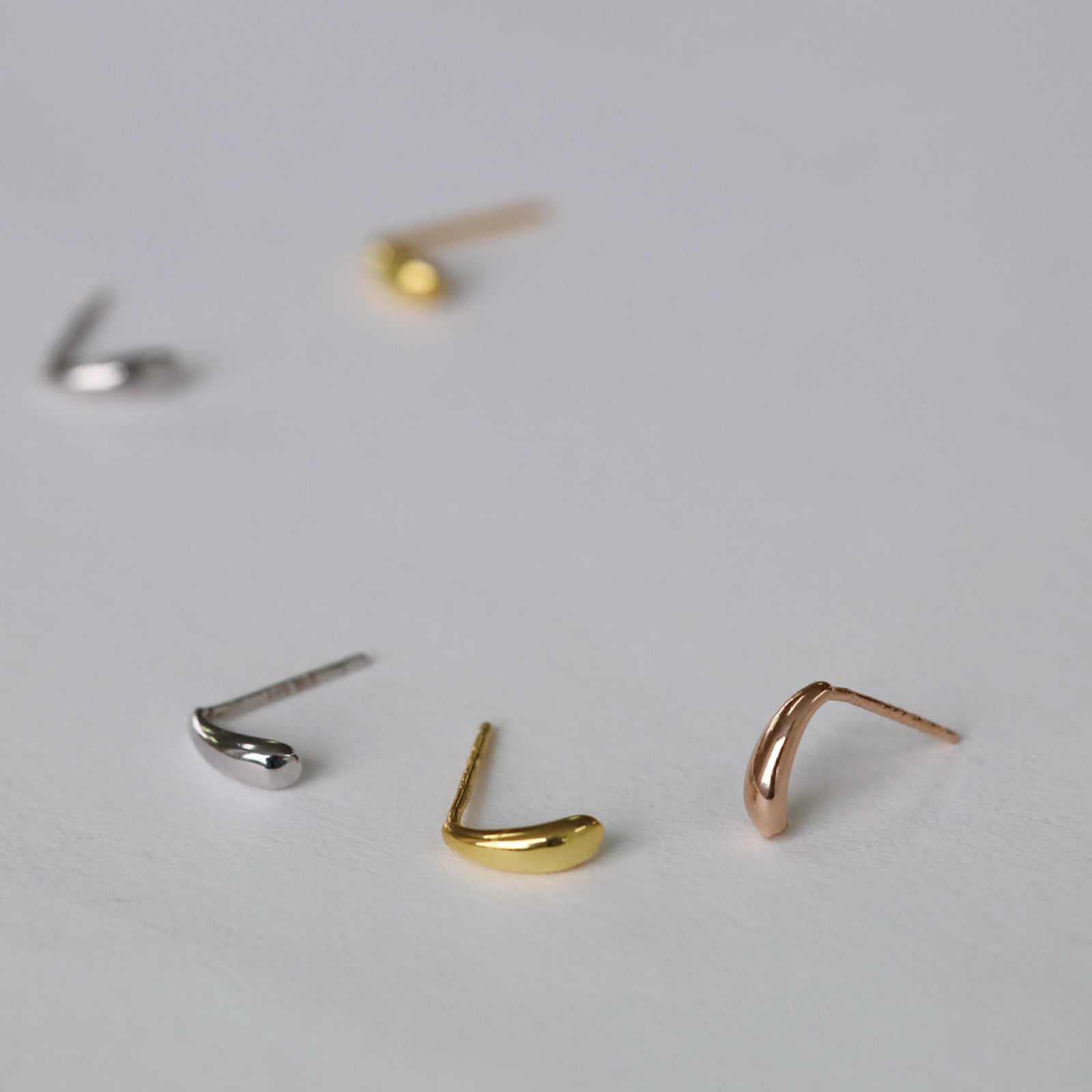 ノエルマーケット Noelmarket ピアス 金属アレルギー対応 小ぶり つけっぱなし 18k シンプル ドロップピアス 仕事 上品 （ゴールド） ゴールド