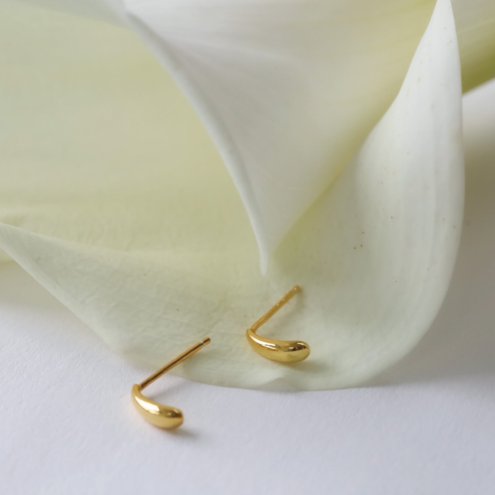ノエルマーケット Noelmarket ピアス 金属アレルギー対応 小ぶり つけっぱなし 18k シンプル ドロップピアス 仕事 上品 （ゴールド） ゴールド