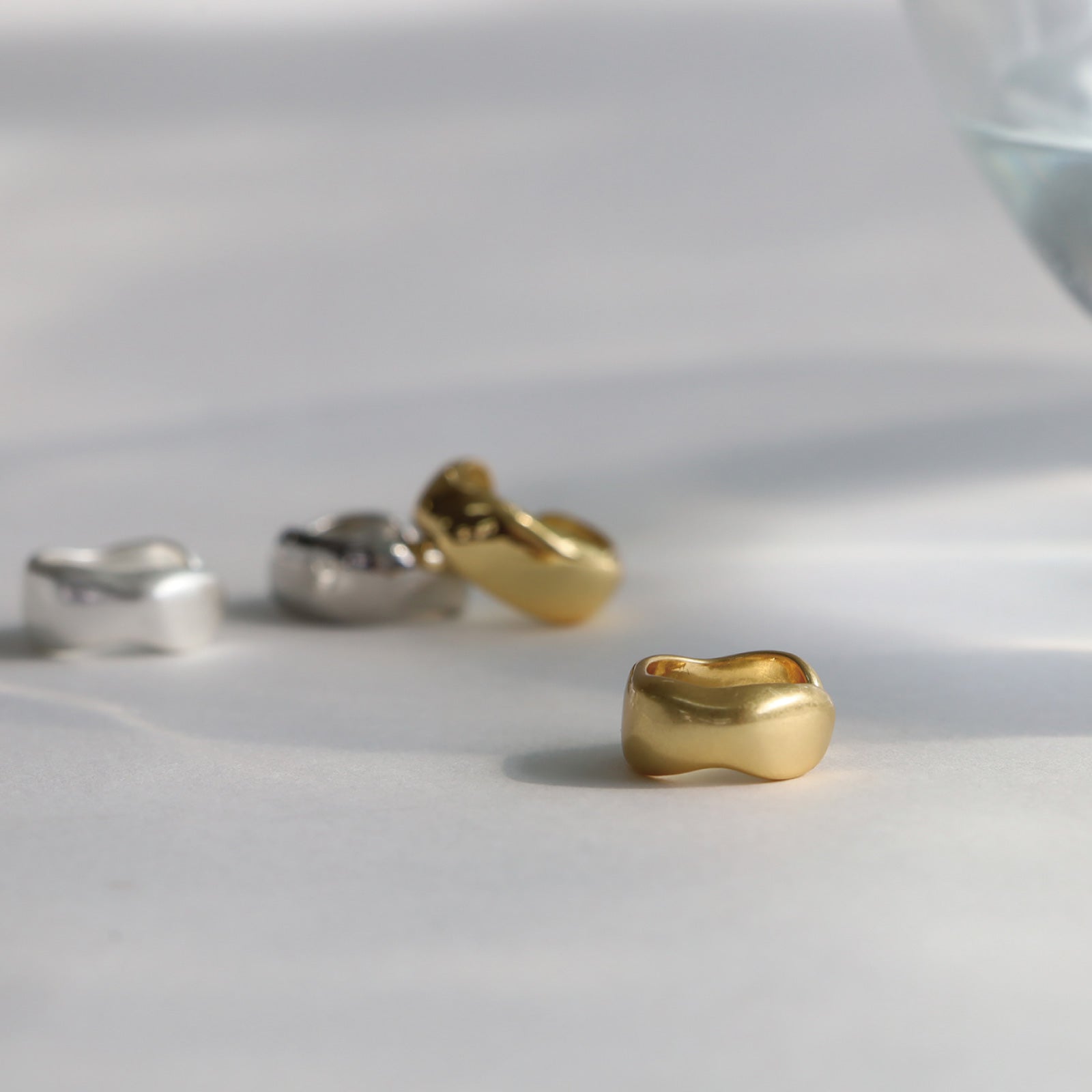 ノエルマーケット Noelmarket イヤーカフ 艶なし マット リング おしゃれ シンプル 片耳用 イヤリング 結婚式 フォーマル （艶あり：ゴールド） 艶あり：ゴールド