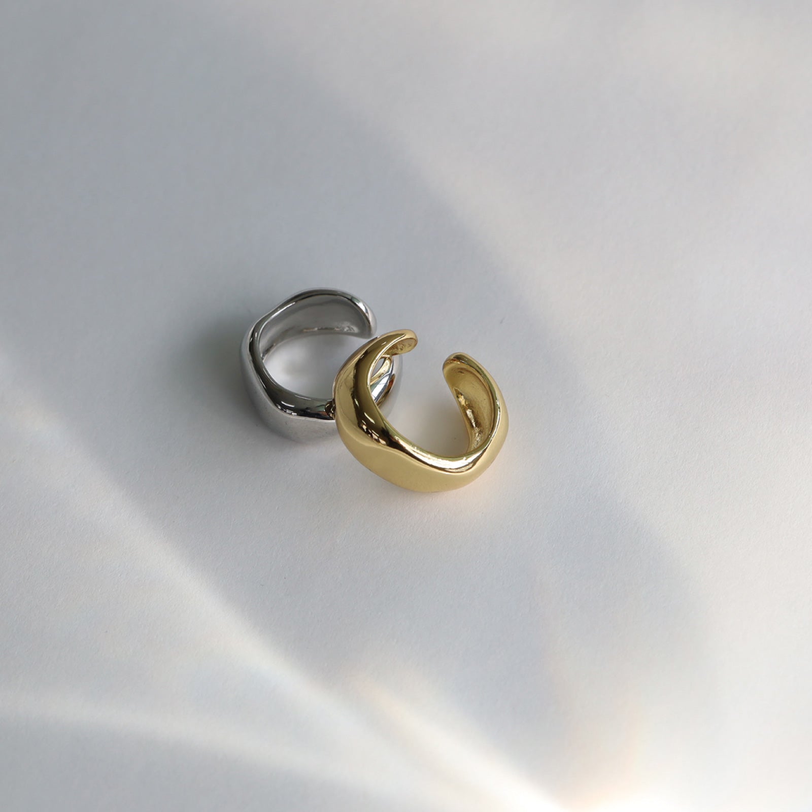 ノエルマーケット Noelmarket イヤーカフ 艶なし マット リング おしゃれ シンプル 片耳用 イヤリング 結婚式 フォーマル （艶あり：ゴールド） 艶あり：ゴールド