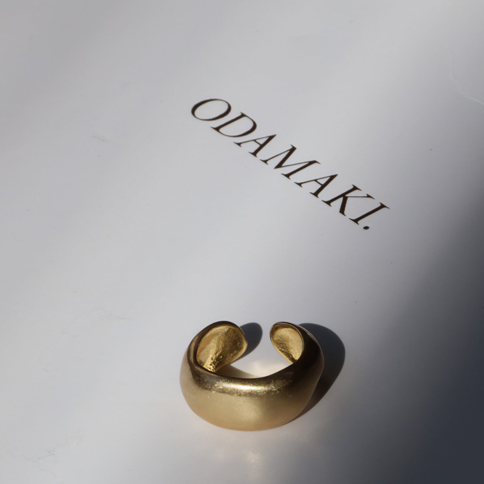ノエルマーケット Noelmarket イヤーカフ 艶なし マット リング おしゃれ シンプル 片耳用 イヤリング 結婚式 フォーマル （艶あり：ゴールド） 艶あり：ゴールド
