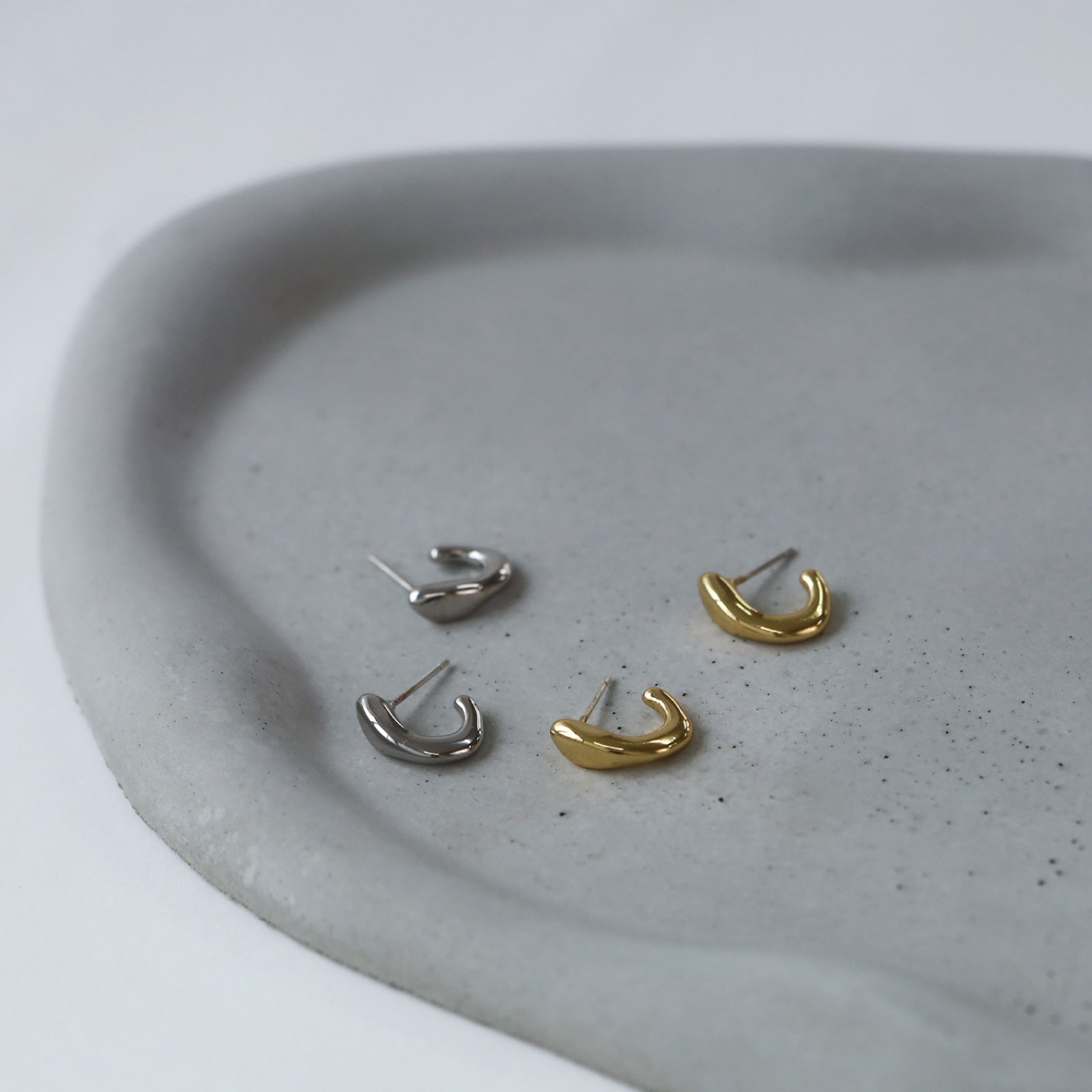 ノエルマーケット Noelmarket ピアス 金属アレルギー対応 s925 小ぶり つけっぱなし 18kコーティング シンプル フープピアス （艶あり：シルバー） 艶あり：シルバー